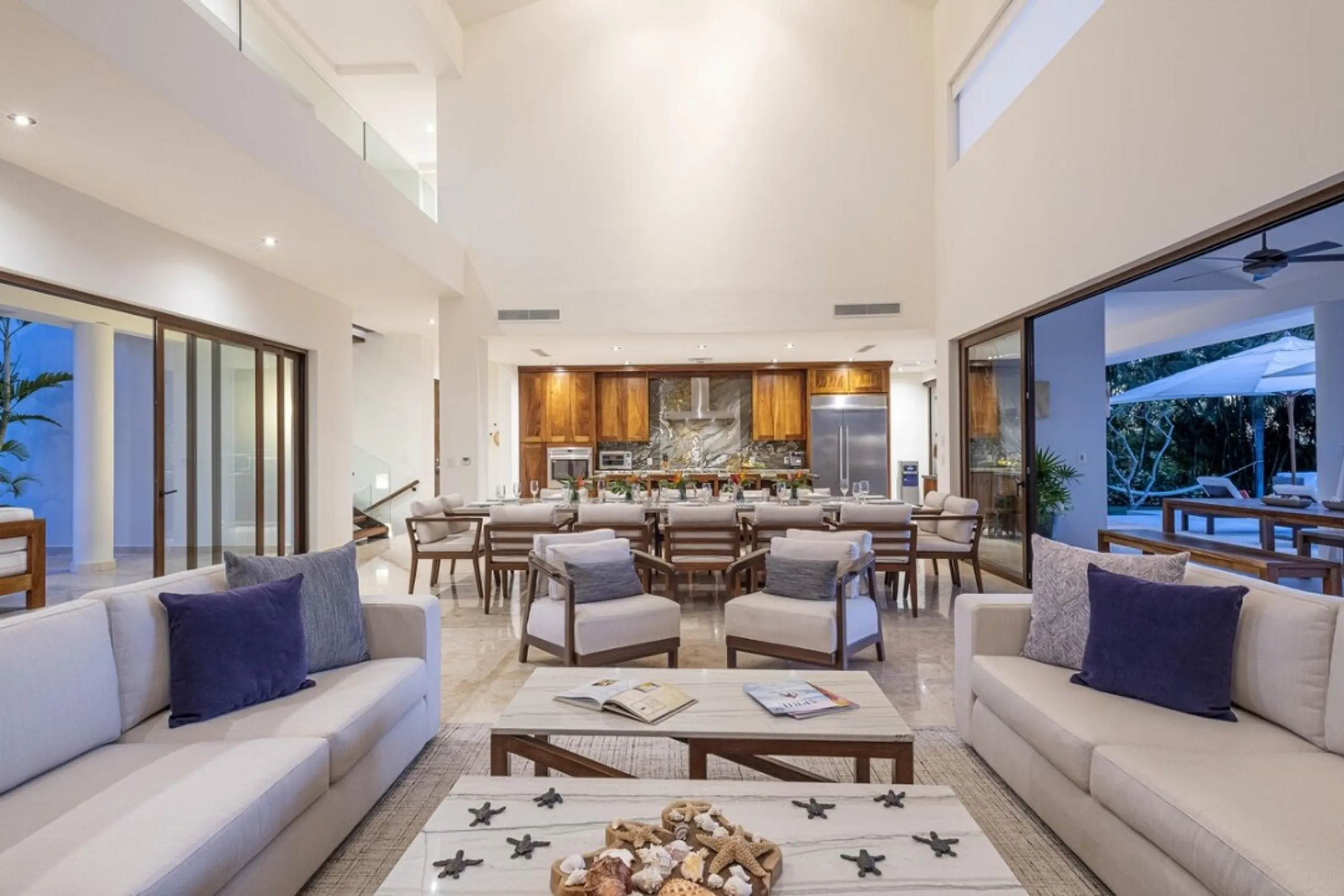Architectural Lagos del Mar Villa with Private Pool & Lush Gardens — photograph 9