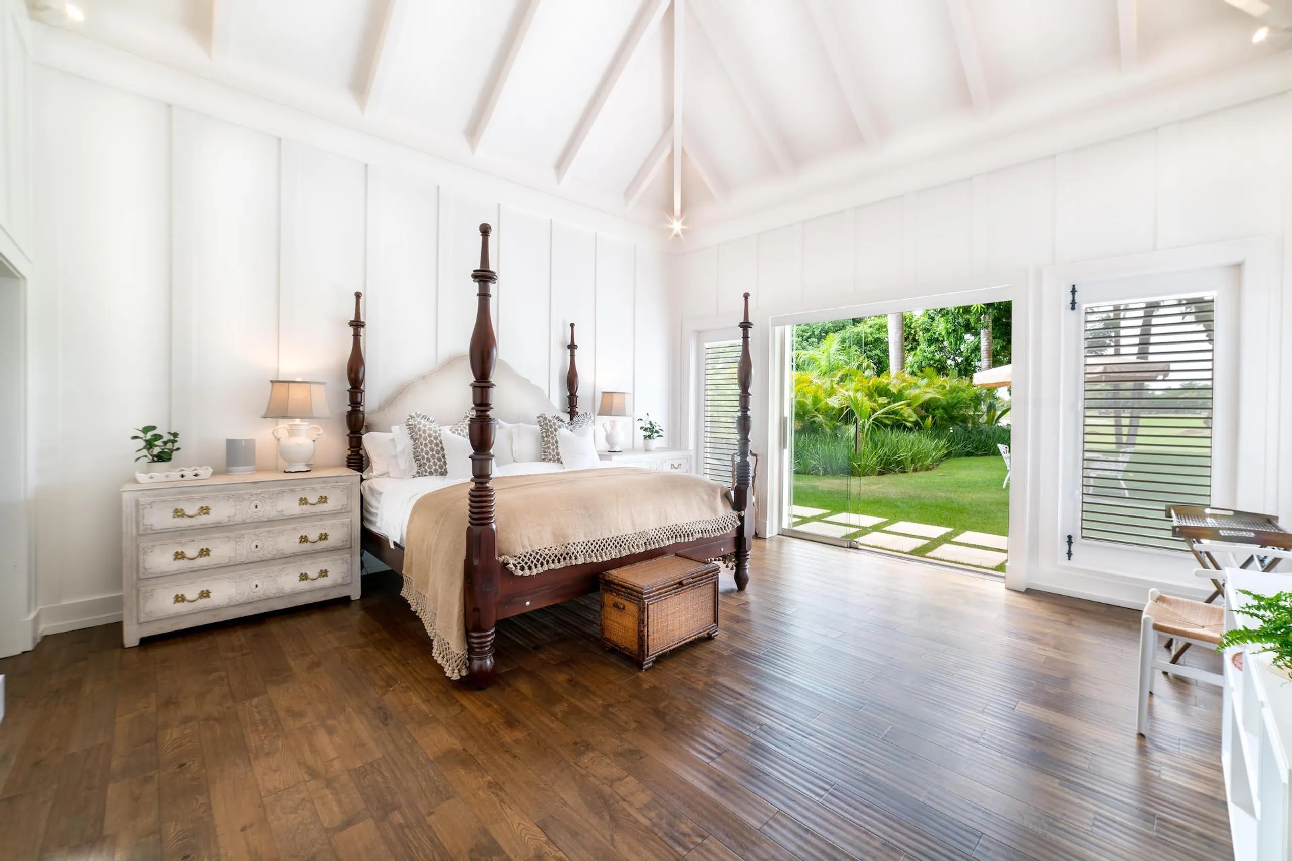 Glorious Fully Air-conditioned Villa with Private Pool and Picturesque Lake Views — photograph 11