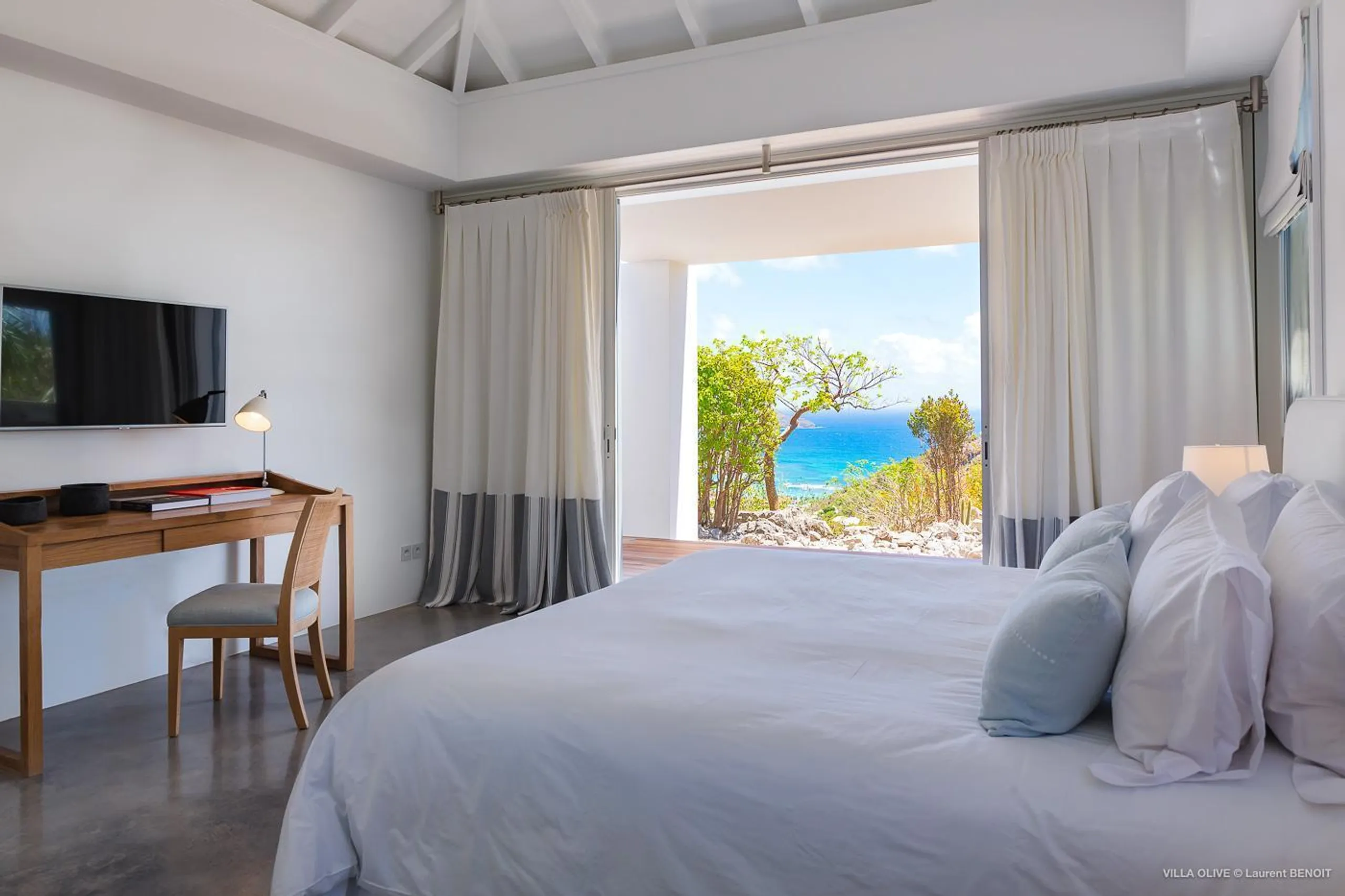 Lavish Gouverneur Oceanview Villa with Infinity Pool and Patio Dining — photograph 8