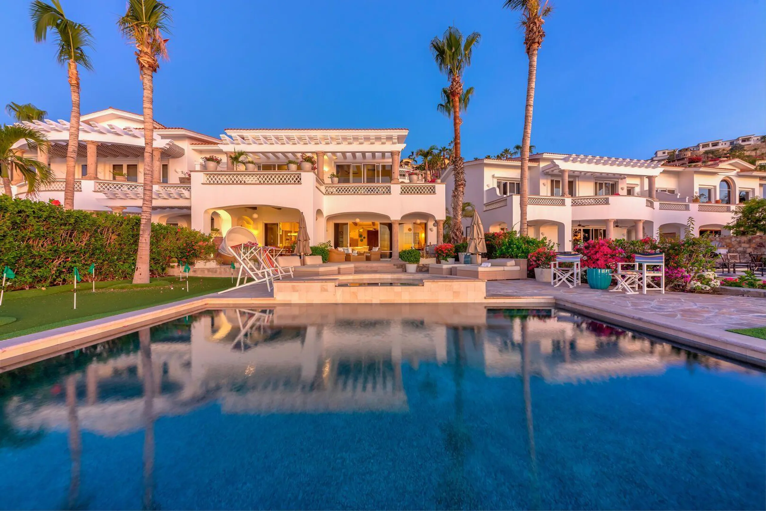 Contemporary Beachfront Villas Del Mar Luxe Retreat with Infinity Pool and Ocean Views — photograph 6