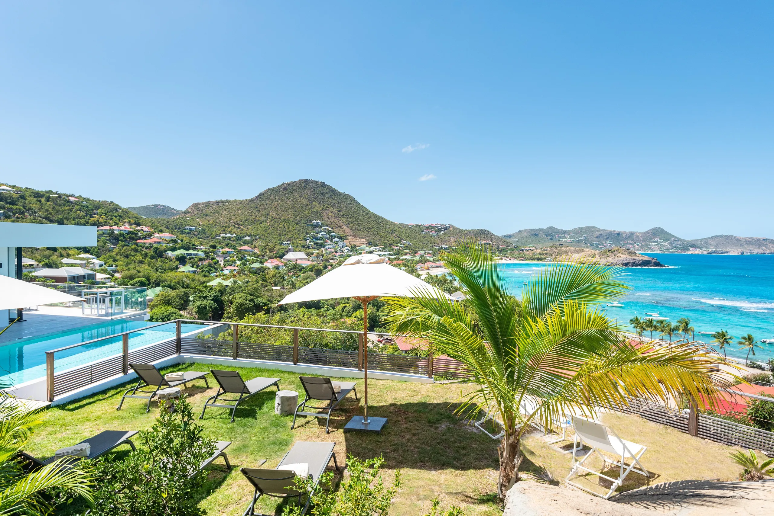 Plush Luxury Villa with Private Pool and Backyard Lounge — photograph 2