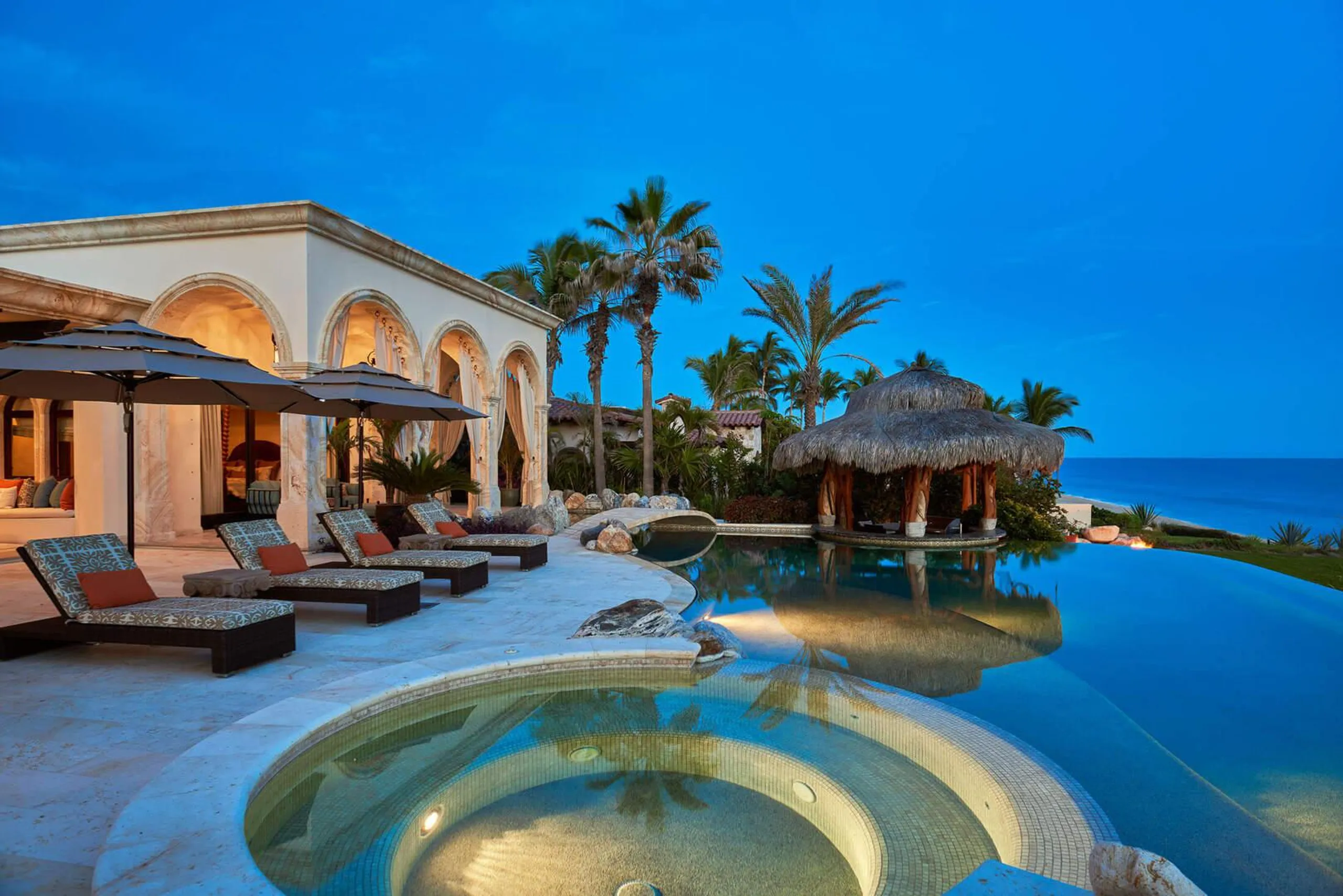 Timeless Oceanfront Haven with Infinity Edge Pool in the Heart of Cabo — photograph 9