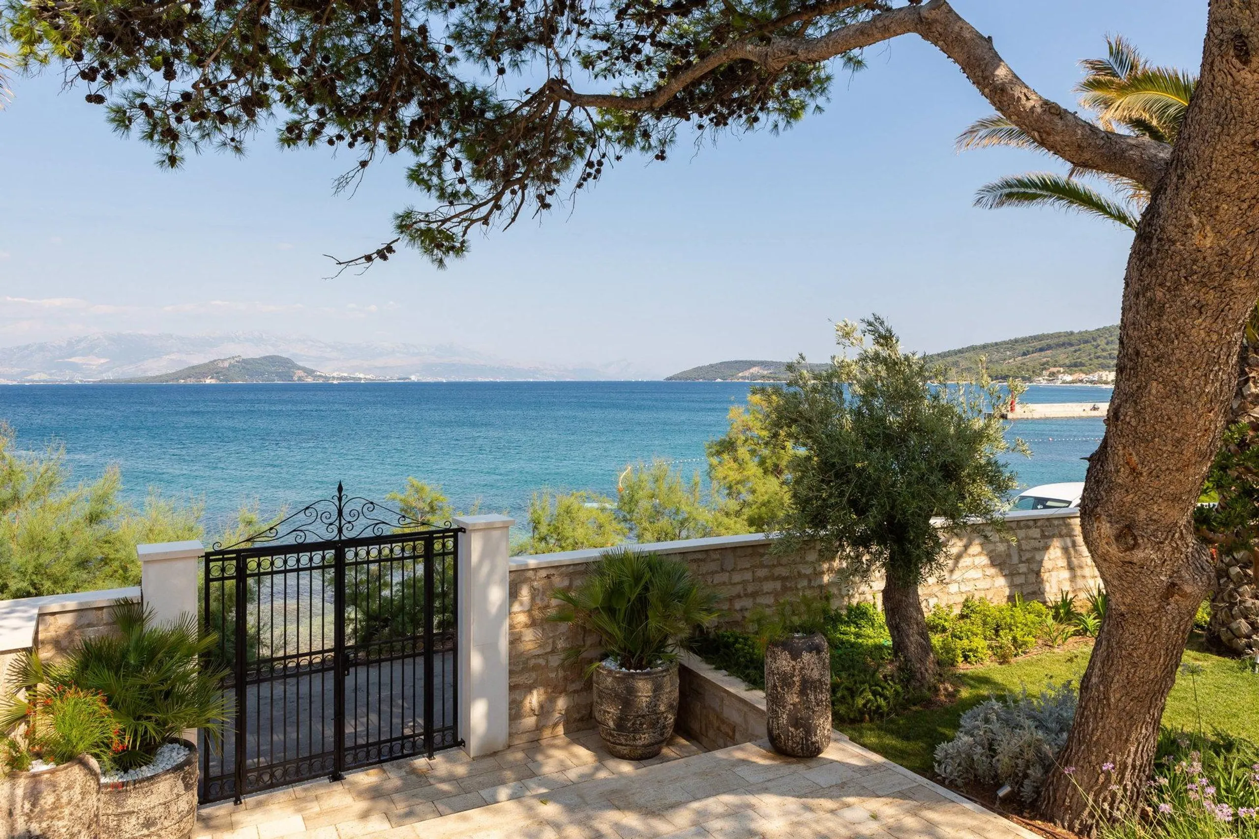 Fantastic Villa with Private Pool Overlooking the Adriatic in Slatine — photograph 11