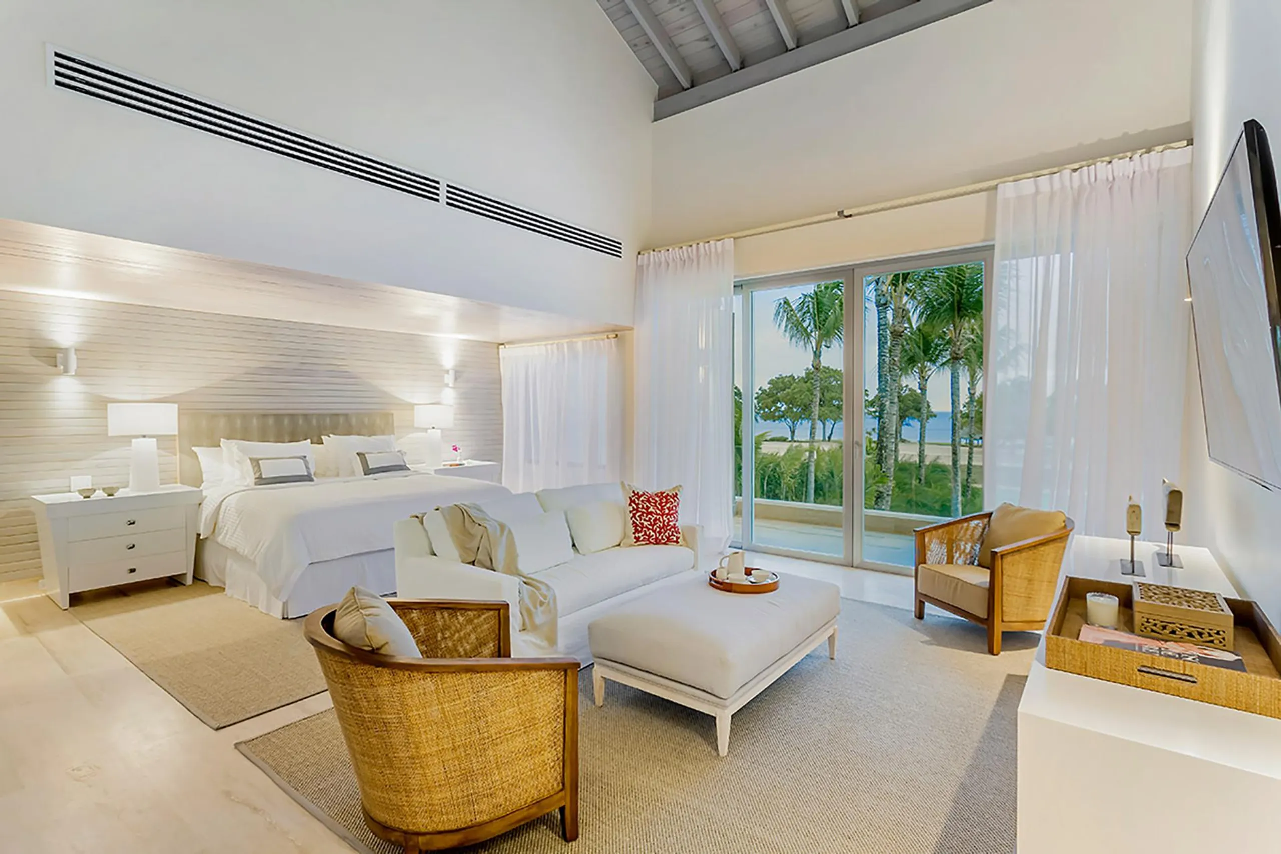 Splendorous Oceanfront Estate with Reflective Pools and Tropical Surroundings — photograph 12