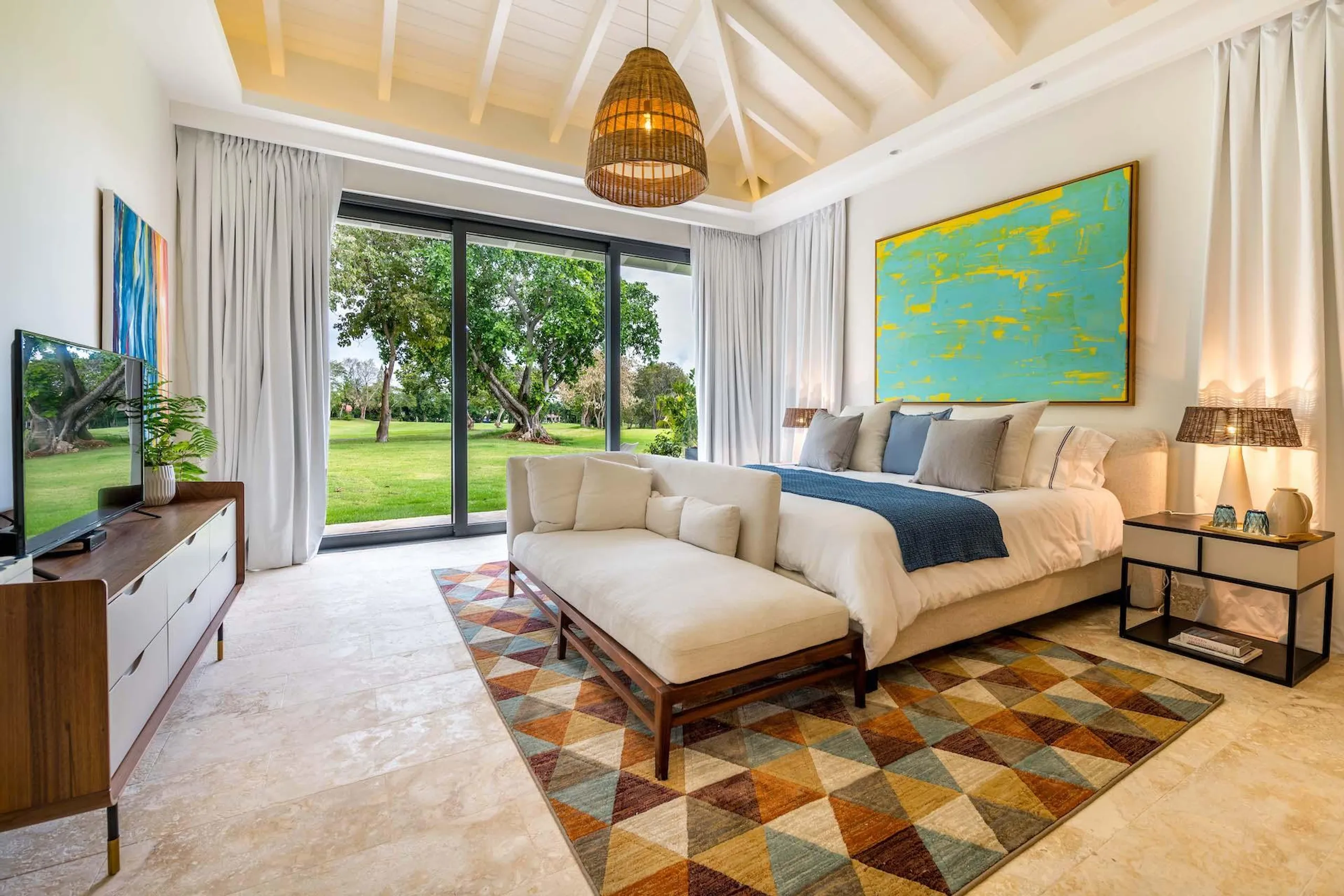 Charming Luxe Villa With Zero Edge Infinity Pool and Golf Course Access — photograph 8