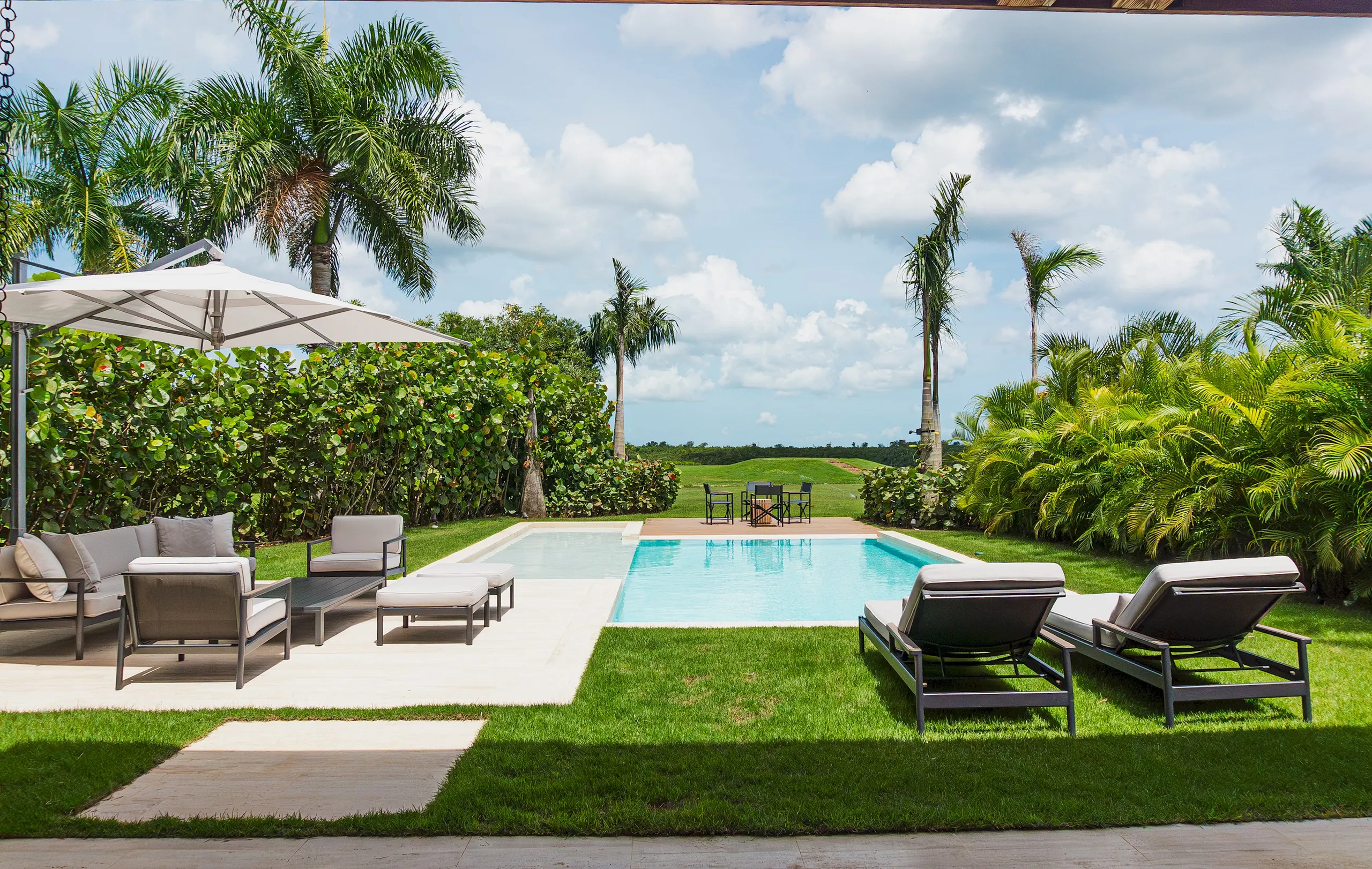 Charming Luxury Villa with Pool and Lush Gardens — photograph 4