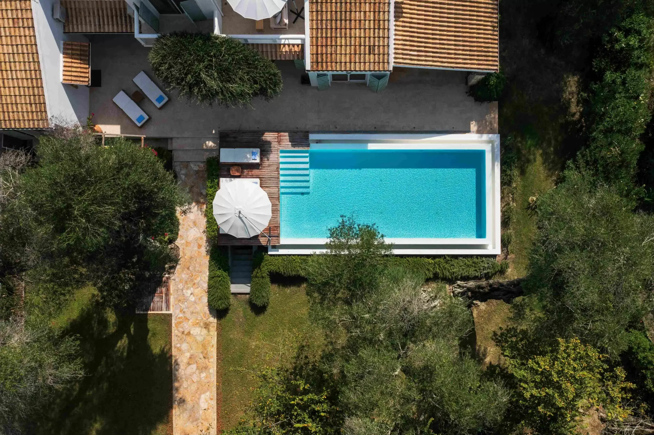 Sumptuous Retreat with Panoramic Ocean Views, and  Infinity Pool — photograph 11