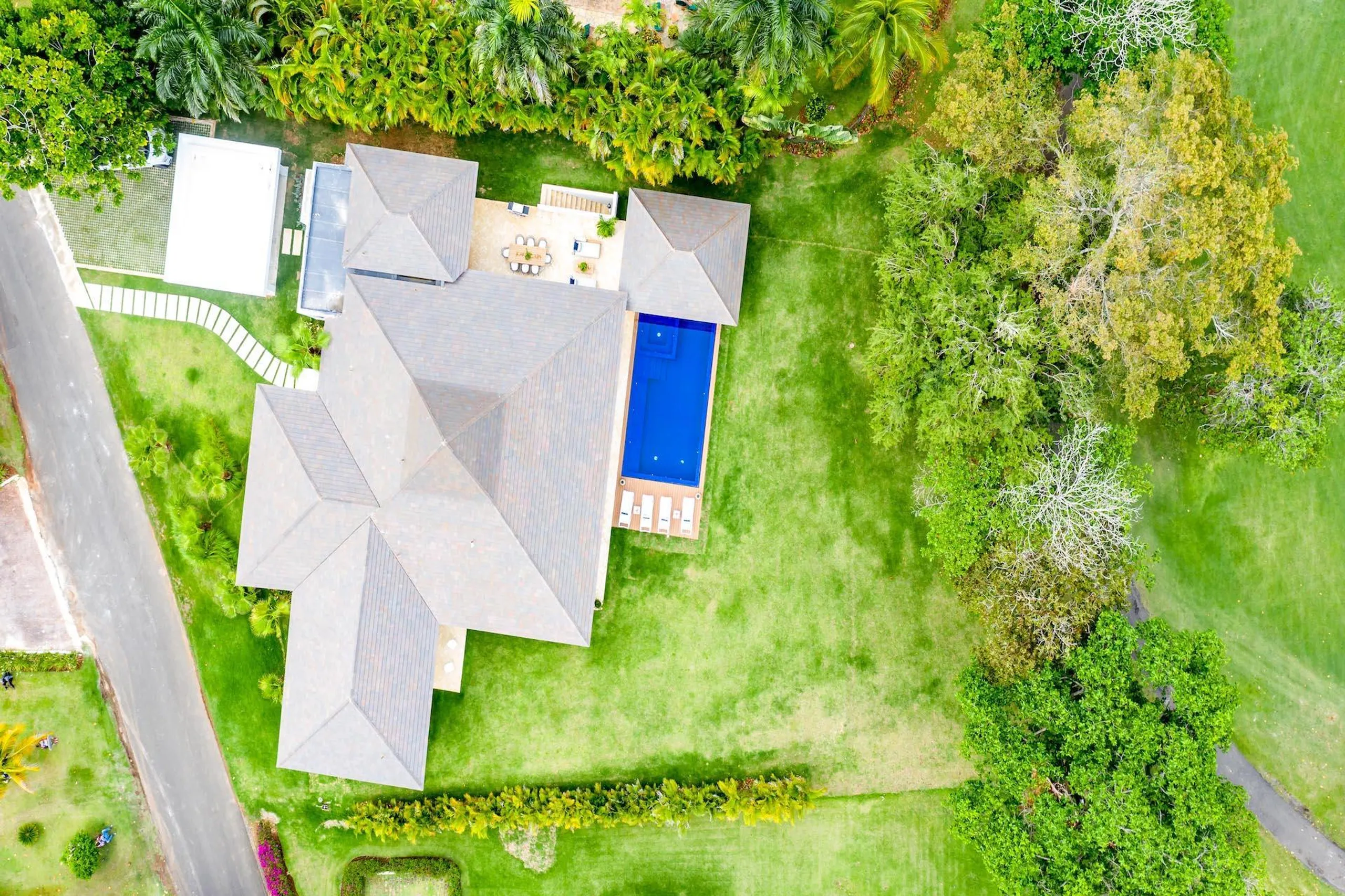 Charming Luxe Villa With Zero Edge Infinity Pool and Golf Course Access — photograph 10