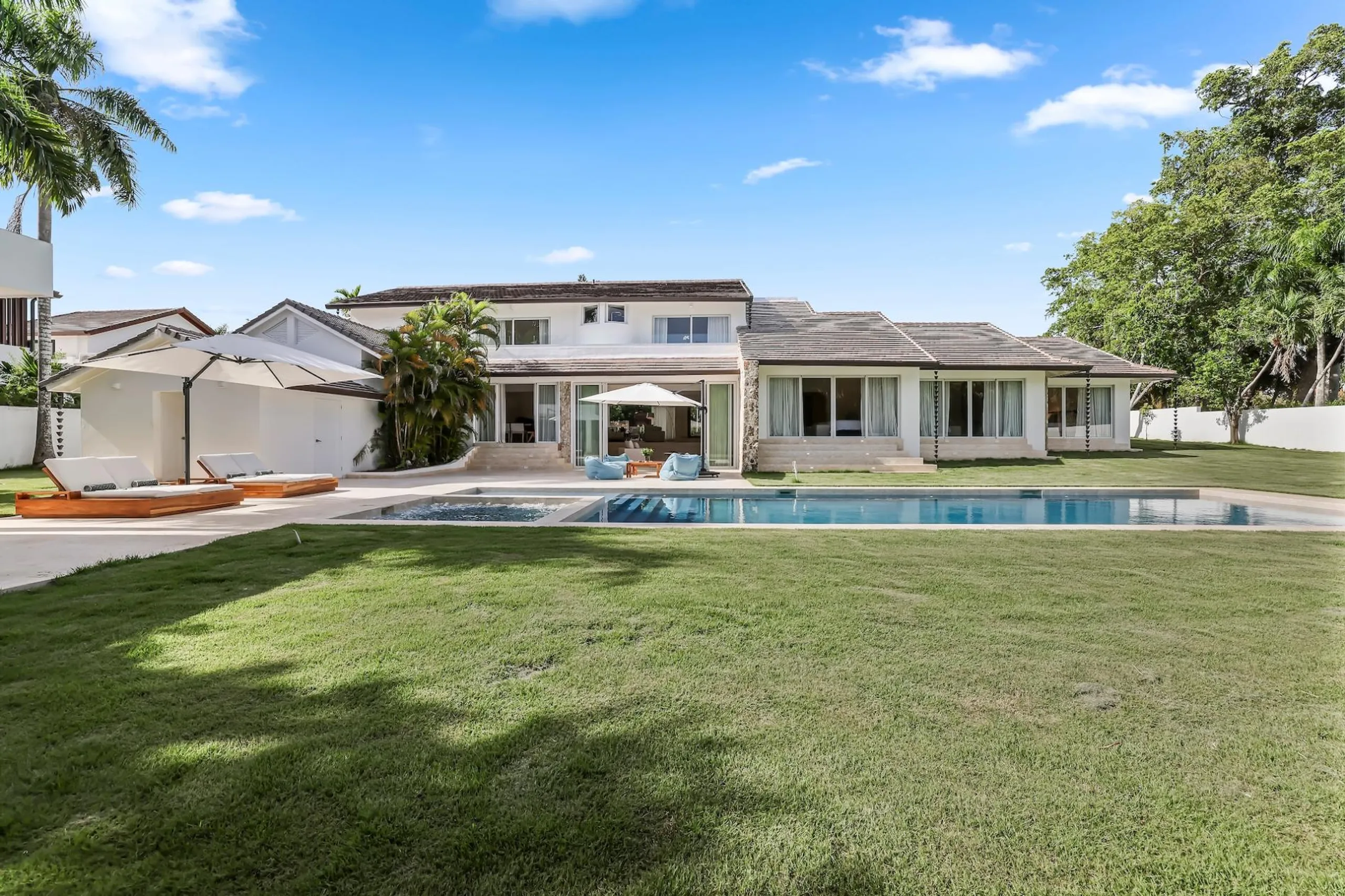 Stylish Poolside Villa with Infinity Pool, Hot Tub & Chic Interiors, La Romana