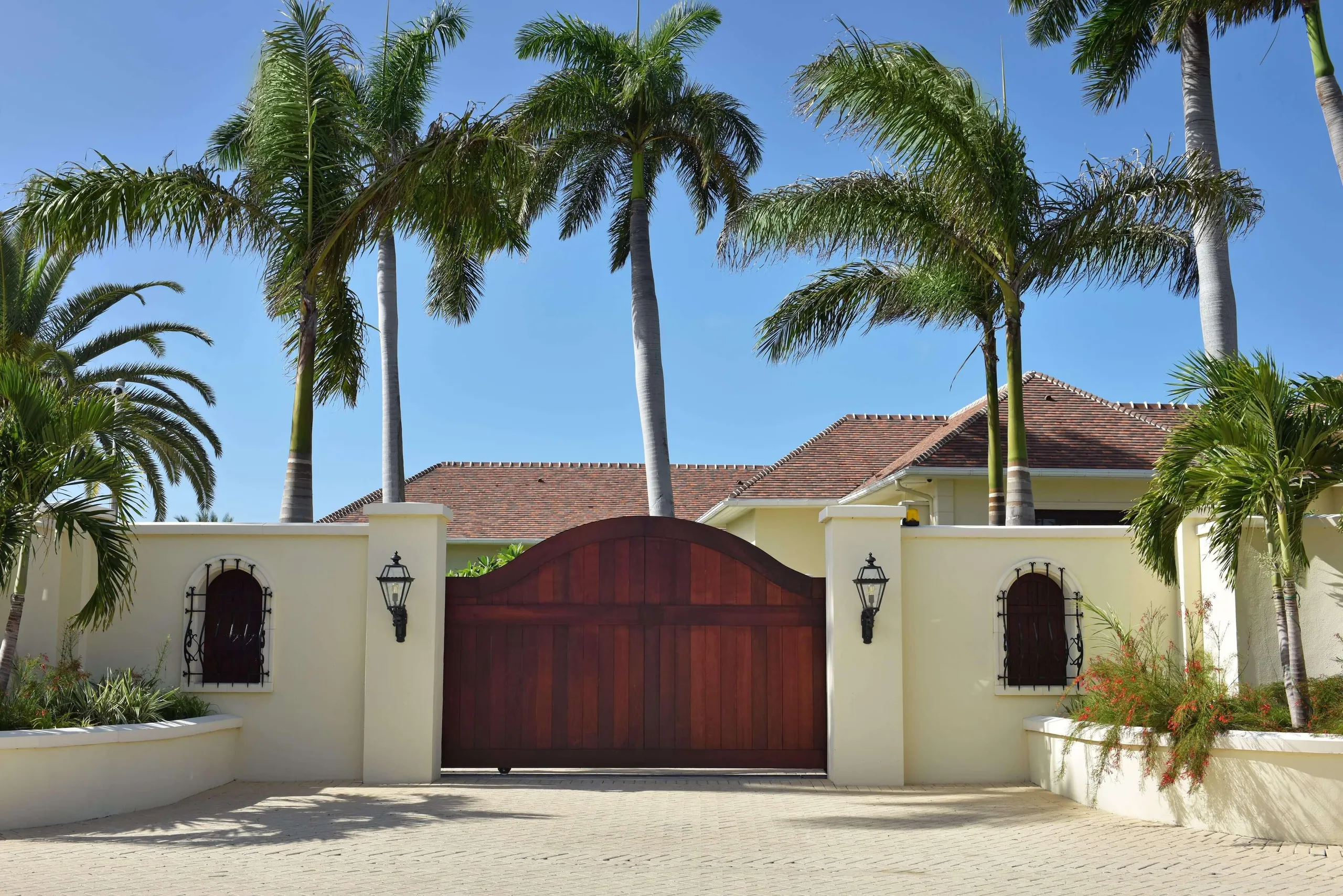Elegant Private Beachfront Estate with Large Private Pool and Ocean Views — photograph 9