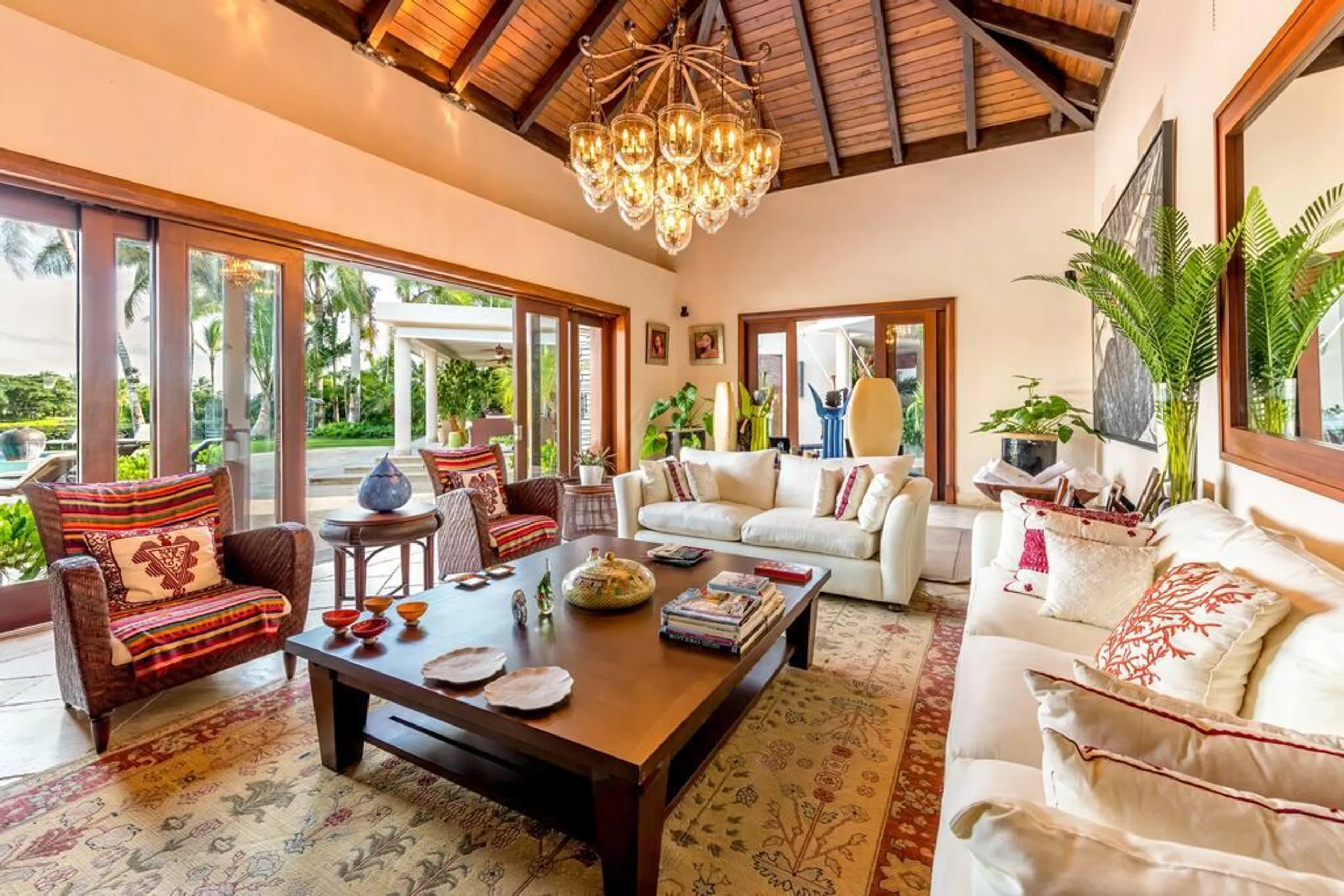 Sophisticated Paradise Retreat with Private Pool and Jacuzzi — photograph 6