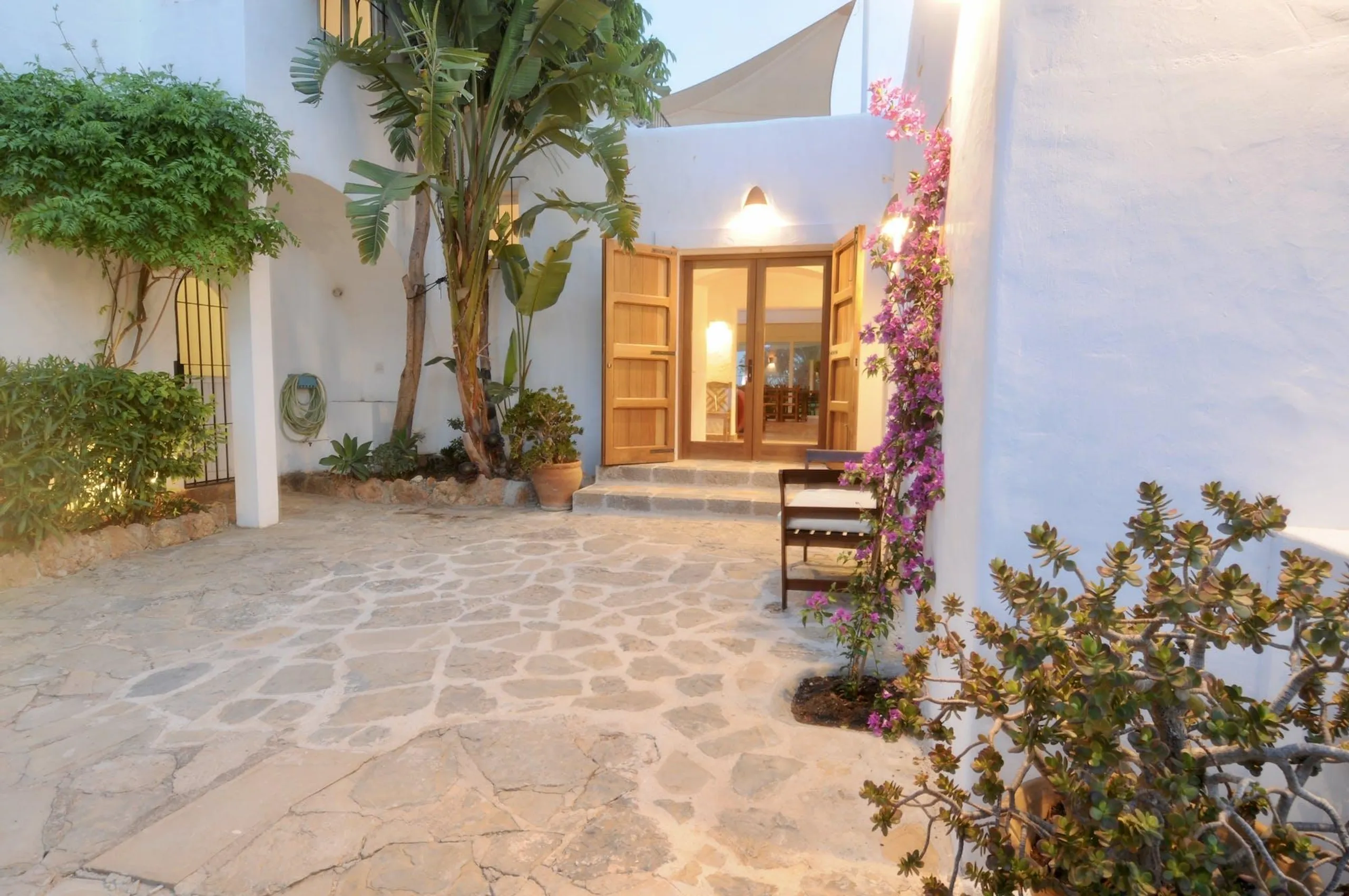 Moroccan-Style Pool House, Bali Retreat, and Coastal Path to the Sea — photograph 2