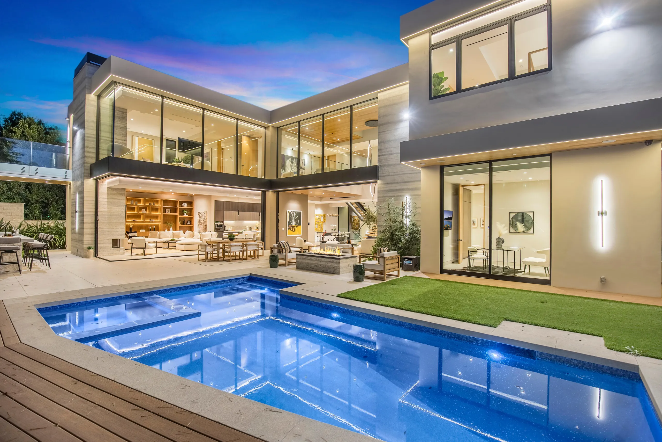 Upscale 3-Level Villa with Sparkling Saltwater Pool, Gym and Stunning Views, Beverly Hills