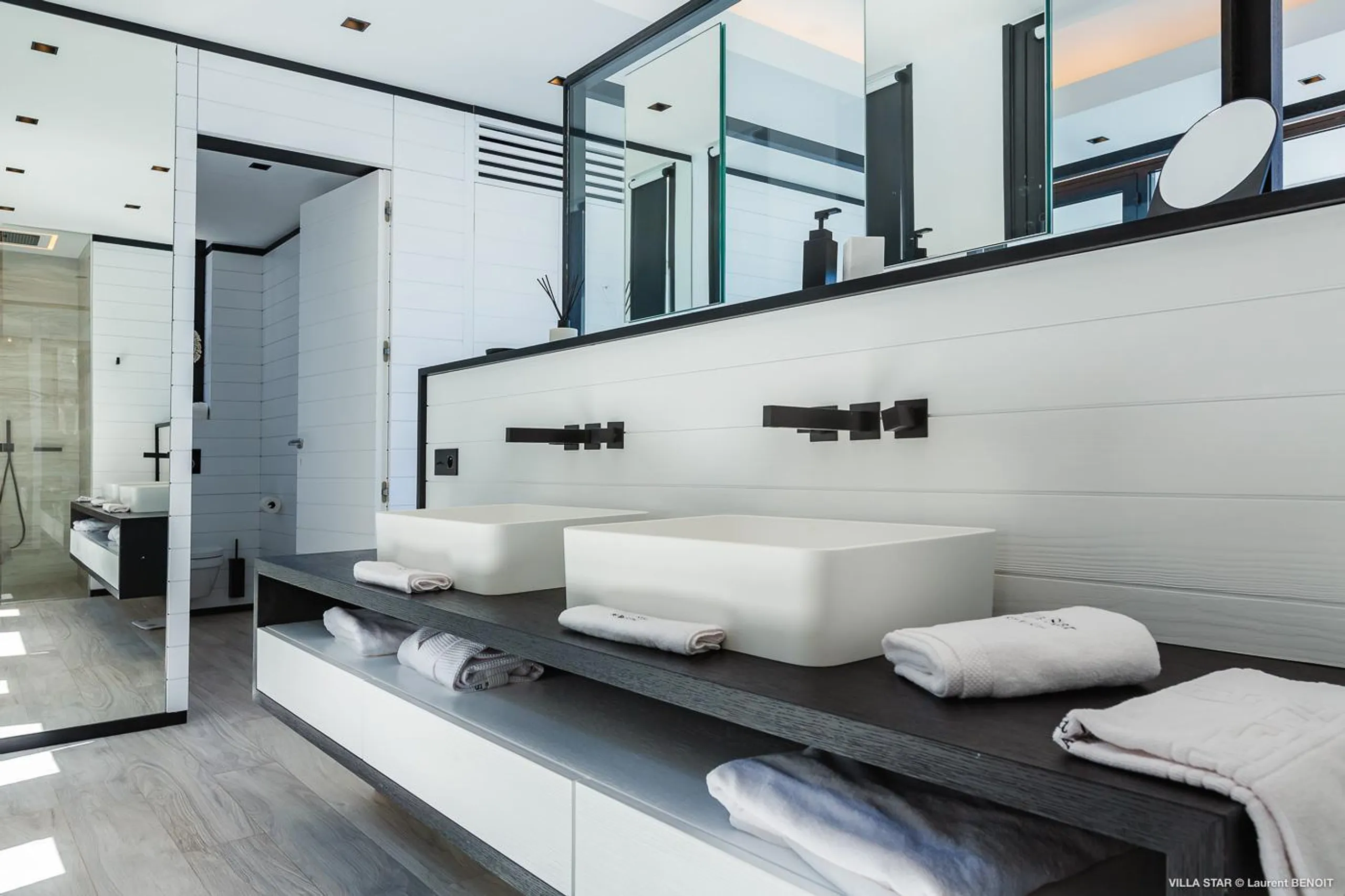 Plush Luxury Villa with Private Pool and Backyard Lounge — photograph 12