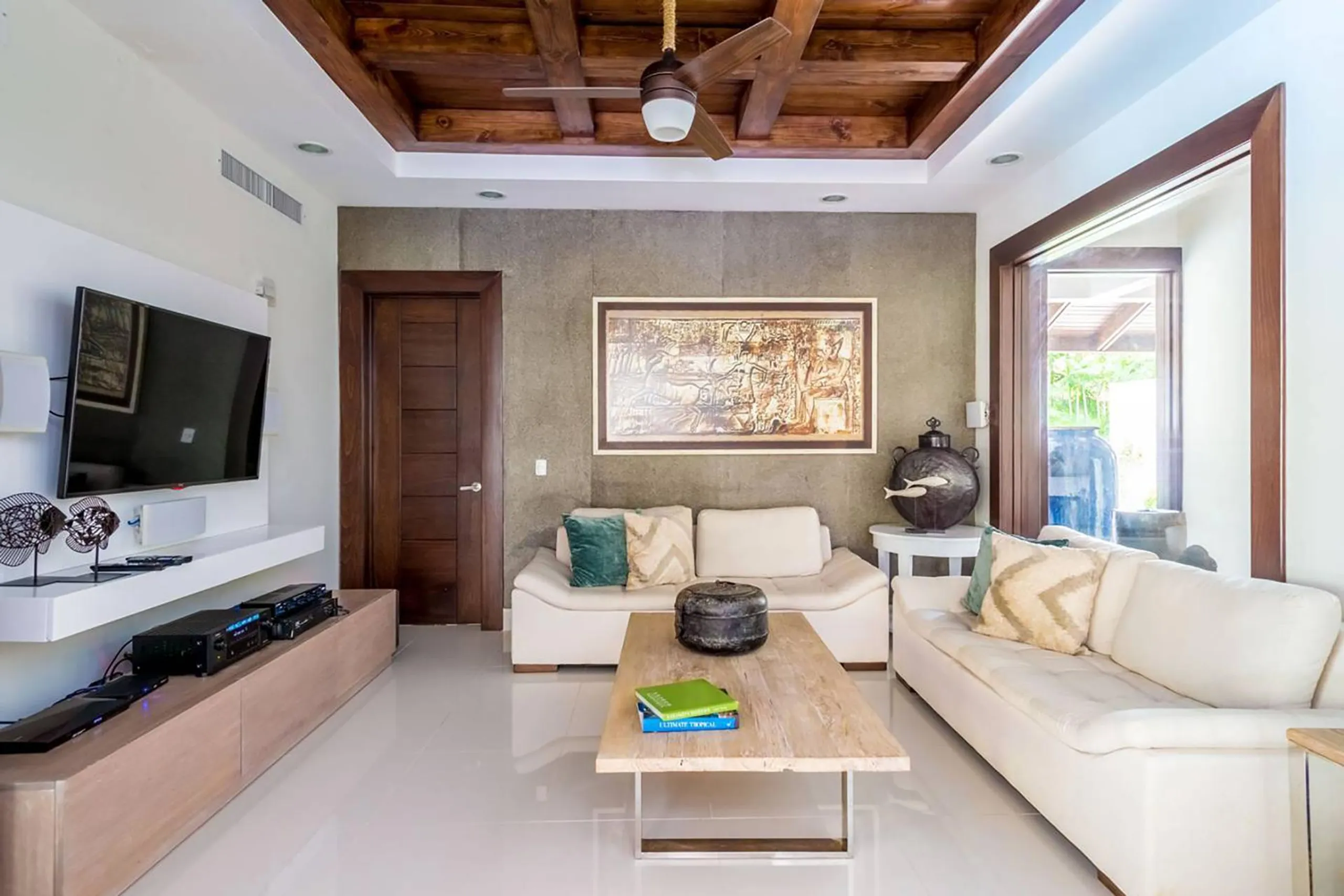 Modern Tropical Villa With Coastal Breeze — photograph 11