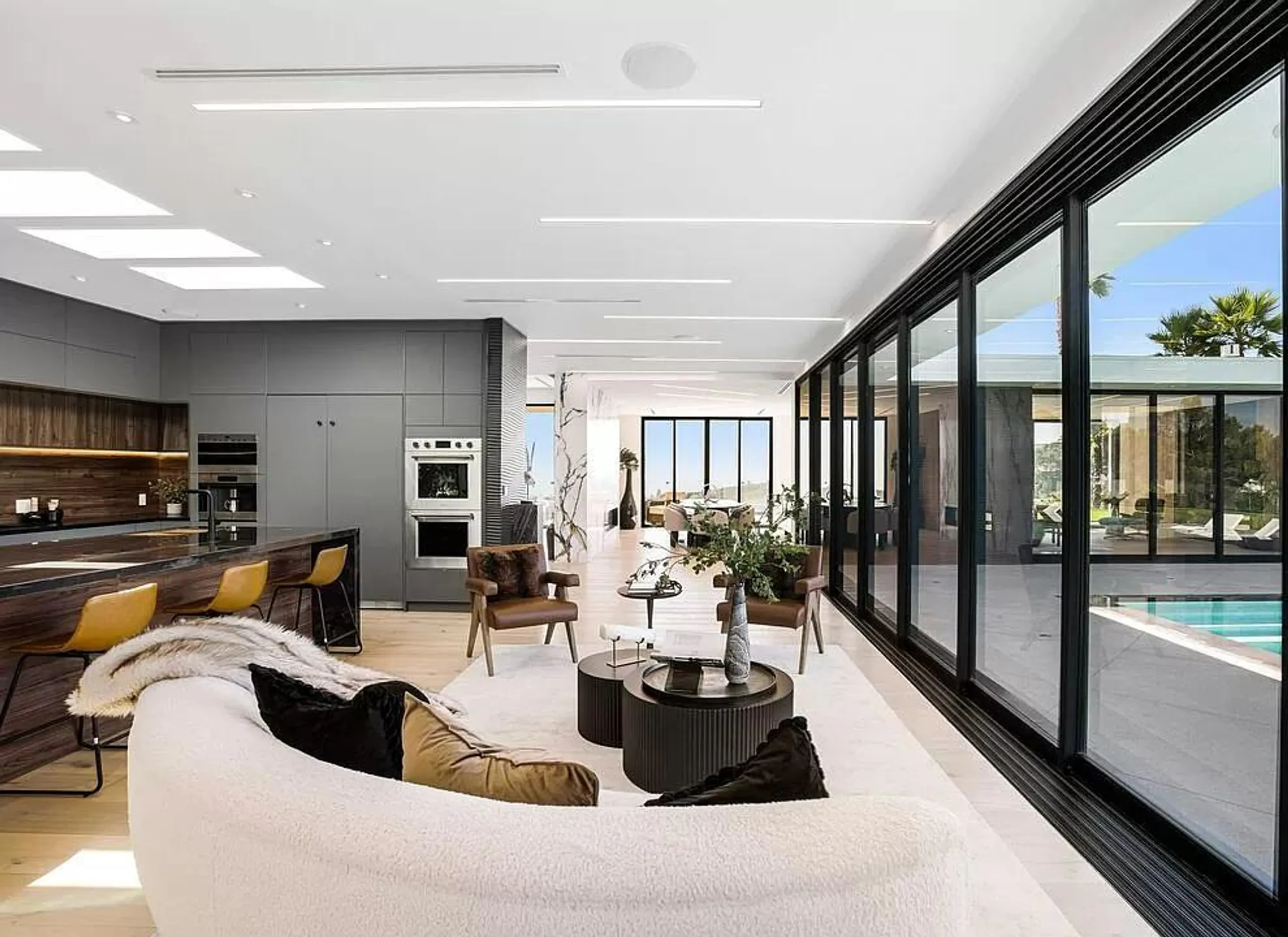 Modern Hillside Estate with Ocean Views — photograph 9