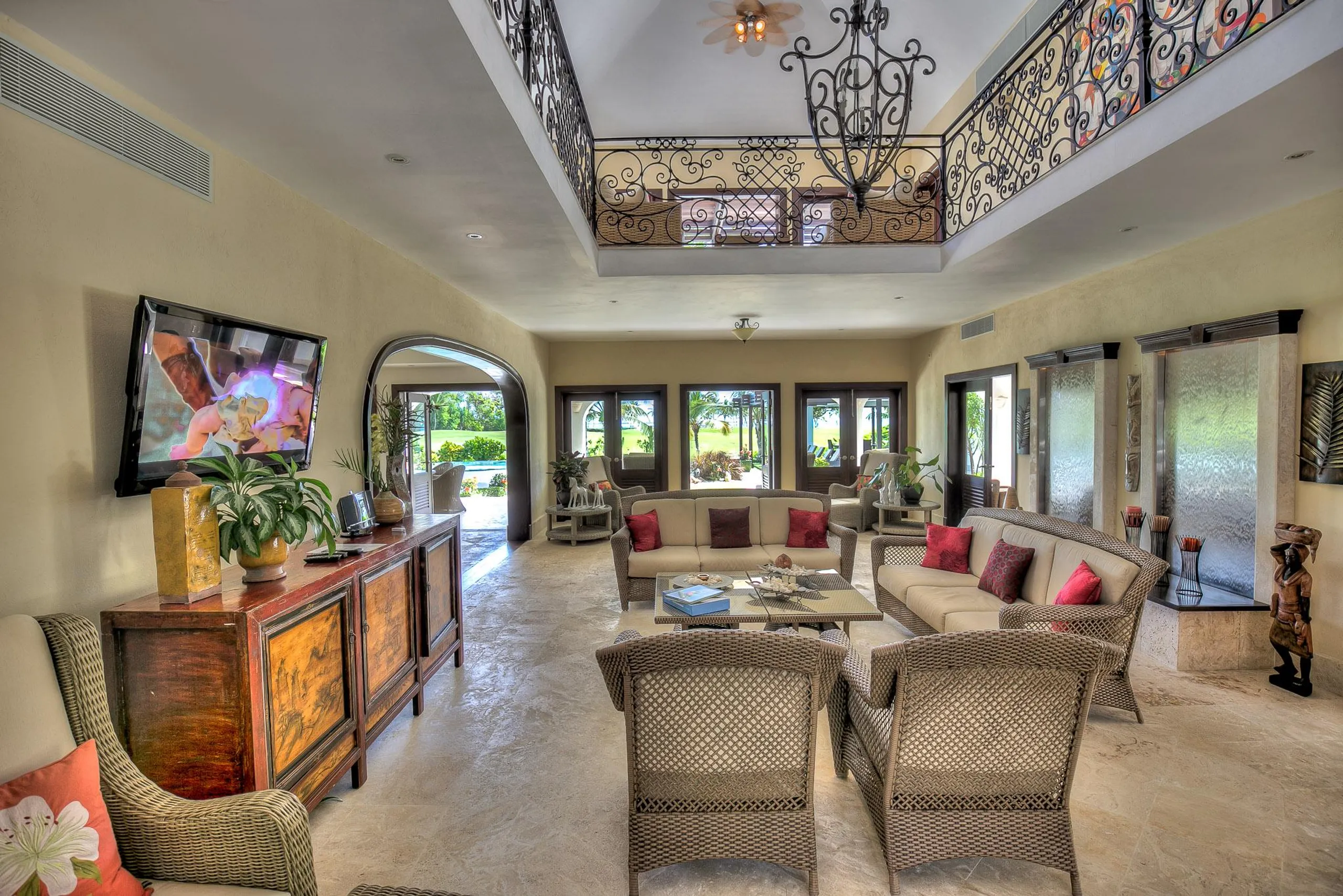 Classic Spanish Colonial Style with Private Pool and Golf Views — photograph 10