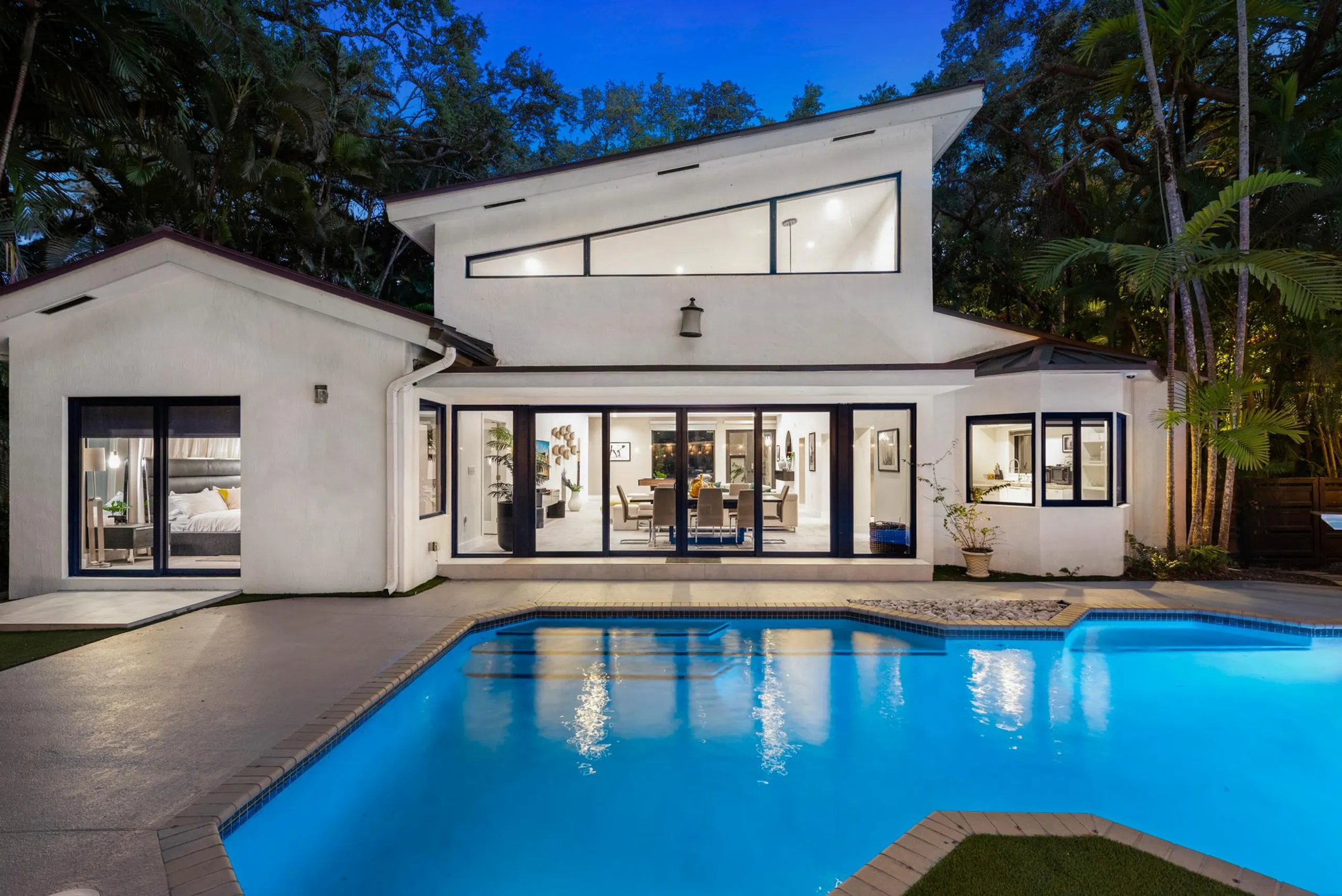 Coral Haven Modern Luxe Estate with Private Pool — photograph 4