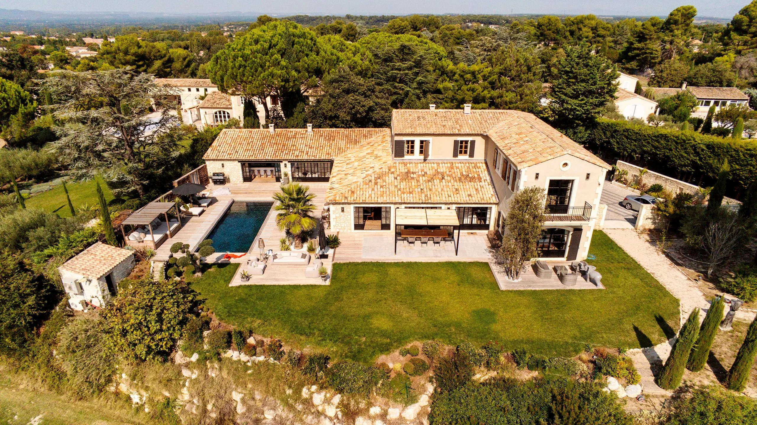 Chic Escape  with Panoramic Mountain Views and a Heated Pool — photograph 10