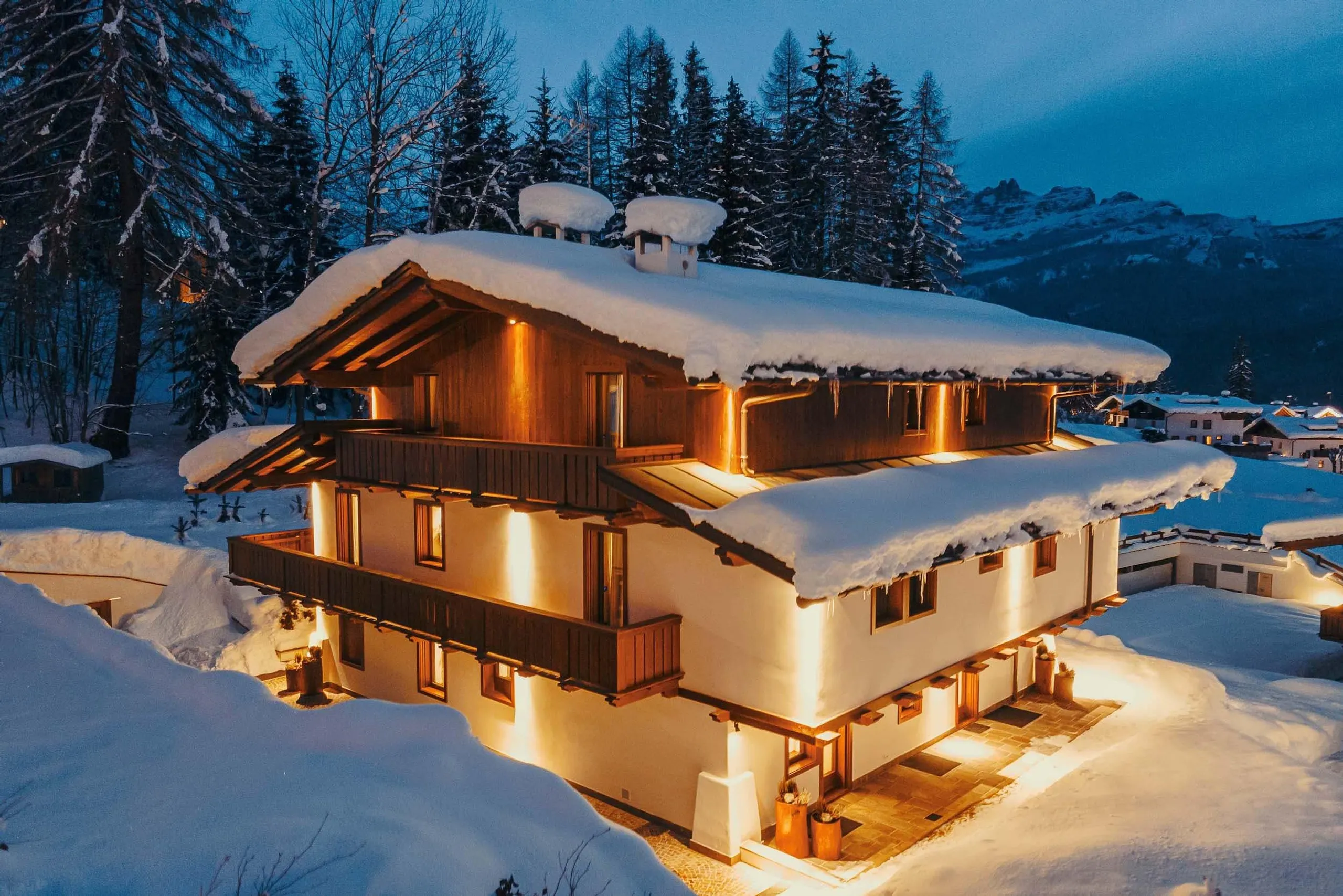 Charming Luxury Chalet with Home Theater and Spa — photograph 2