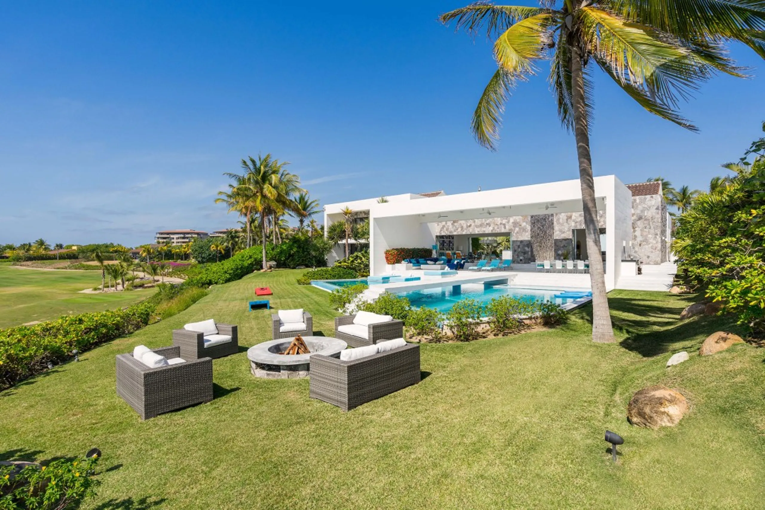 Breathtakingly Beautiful Oceanfront Villa with Infinity Pool, Firepit & Ocean Views — photograph 6