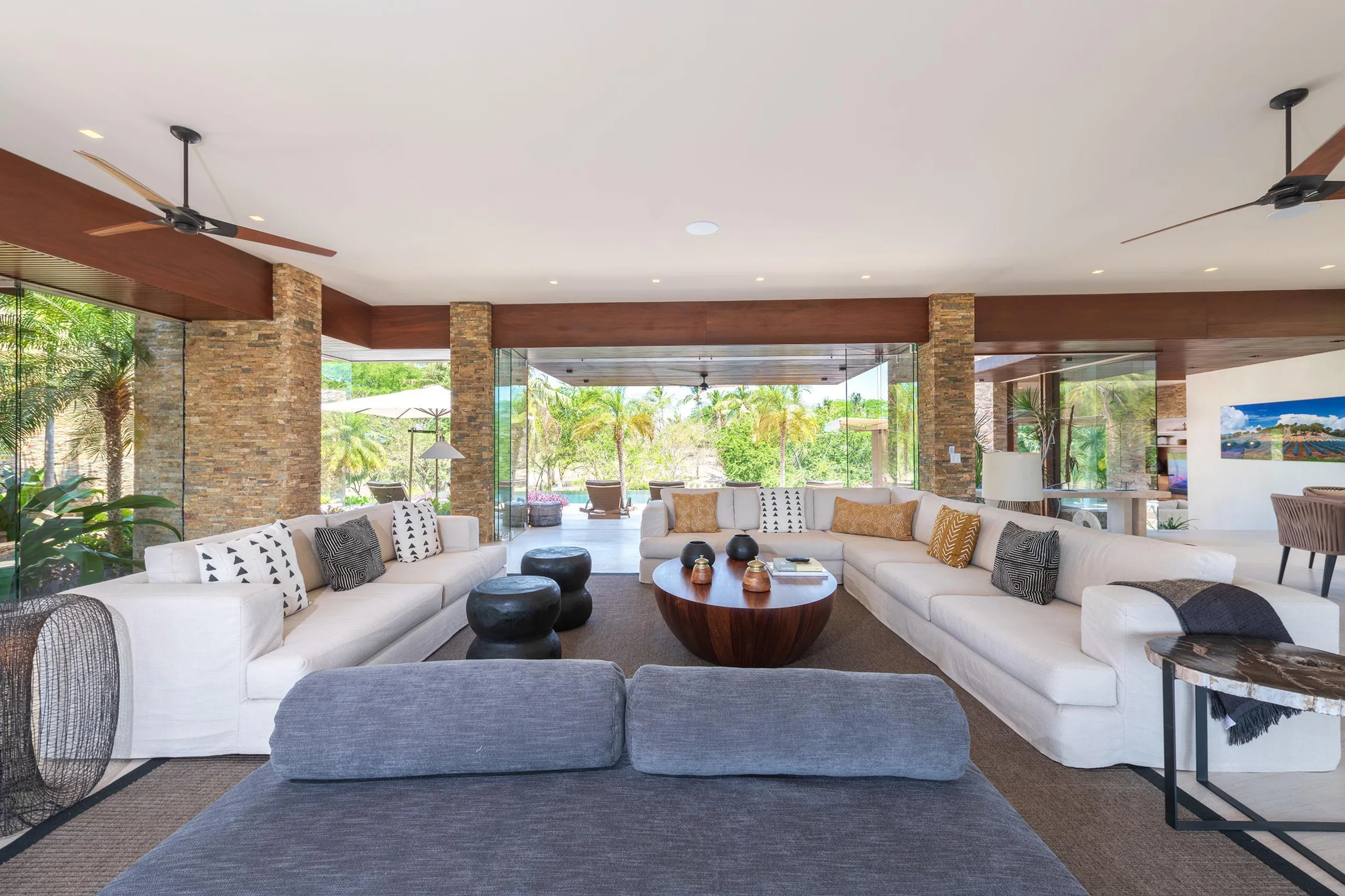Gorgeous Lagos Del Mar Estate with Grand Infinity Pool and Incredible Views — photograph 7