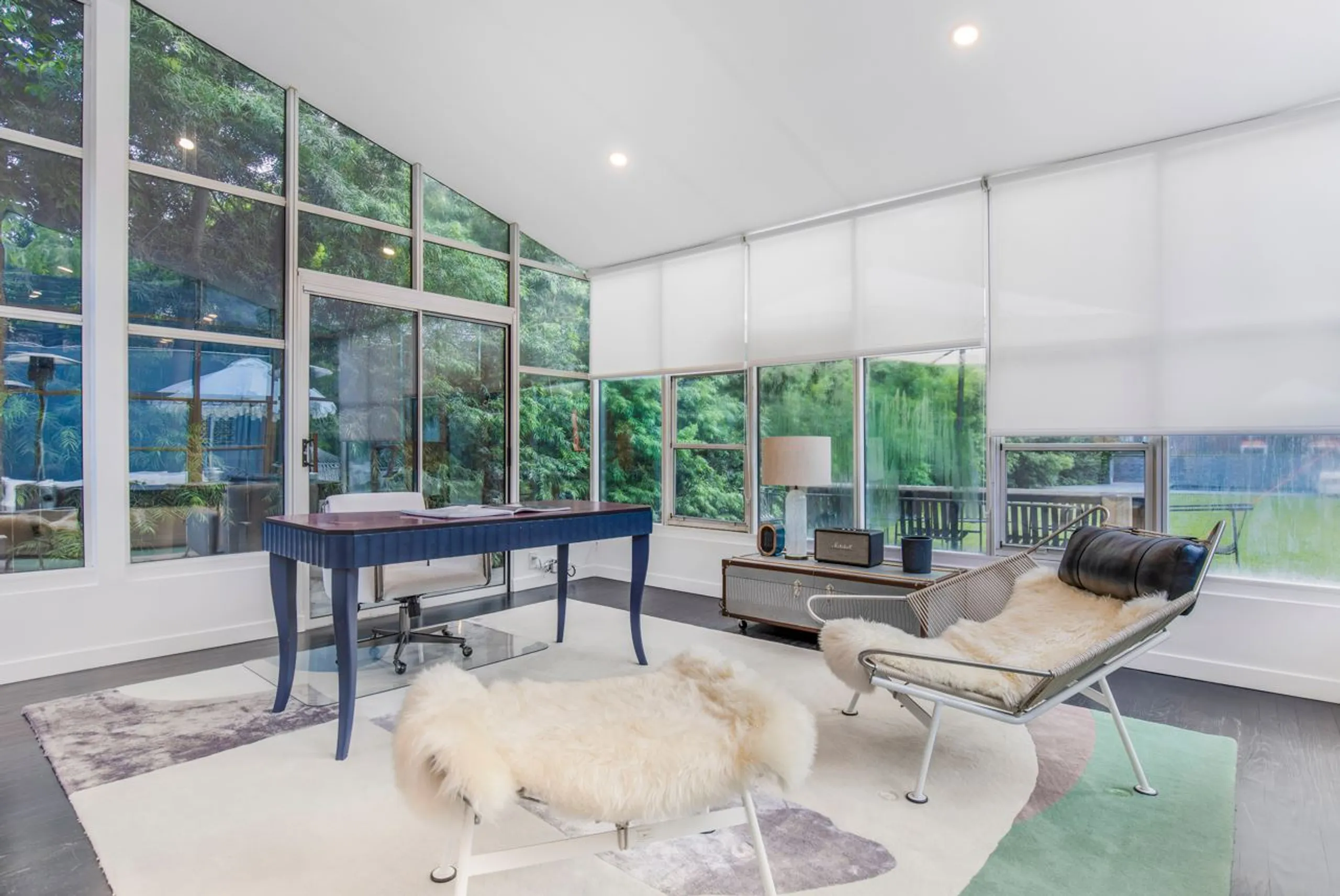 Chic Modern Villa with Triple Waterfall Pool and Sauna in Beverly Hills — photograph 8