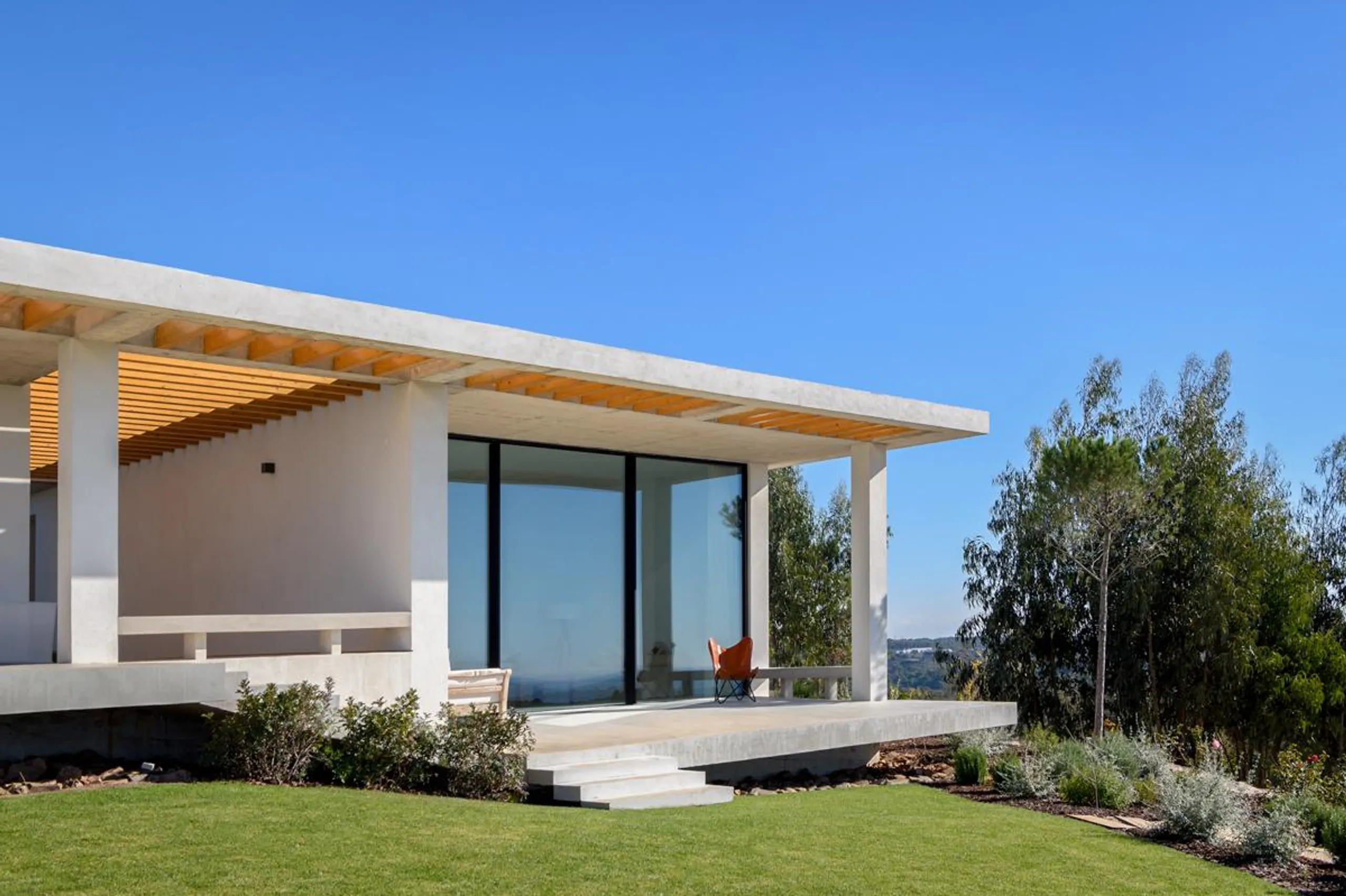 Sensational Minimalist Villa with Infinity Pool and Atlantic Coastline Views — photograph 8