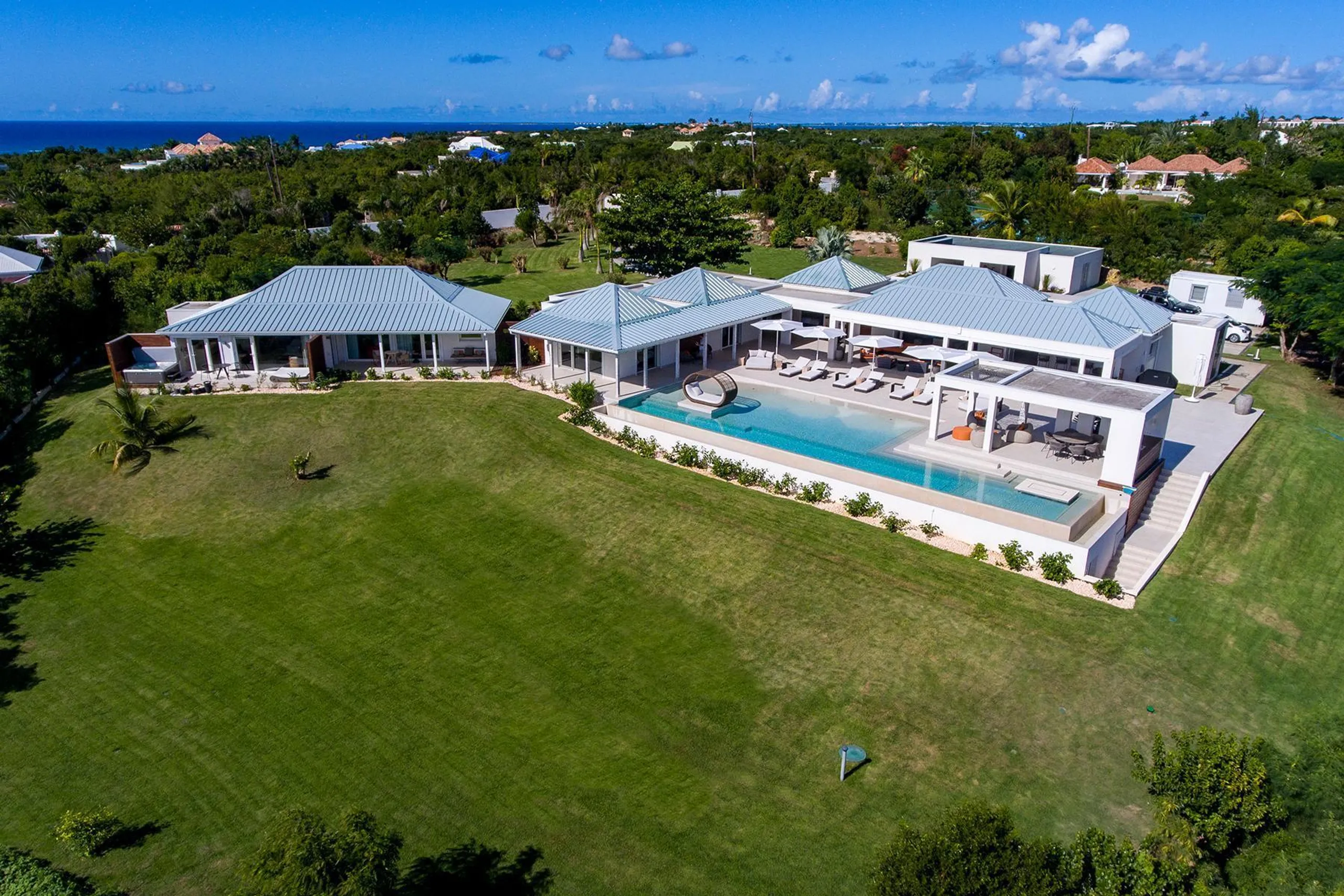 Exclusive Luxe Retreat with Infinity Pool and Breathtaking Ocean Views, Terres Basses
