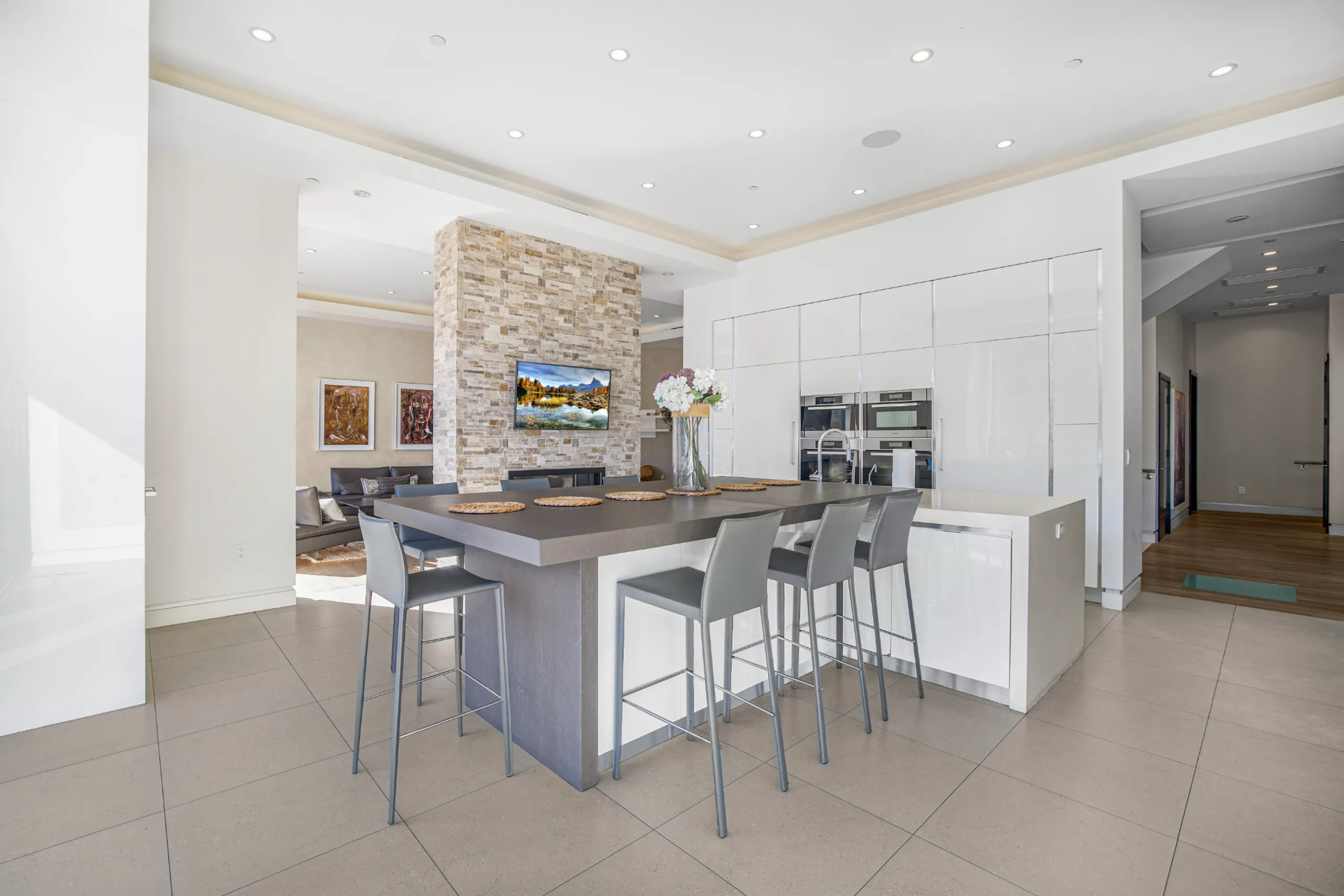 Exclusive Hill Side Estate With Private Pool — photograph 12