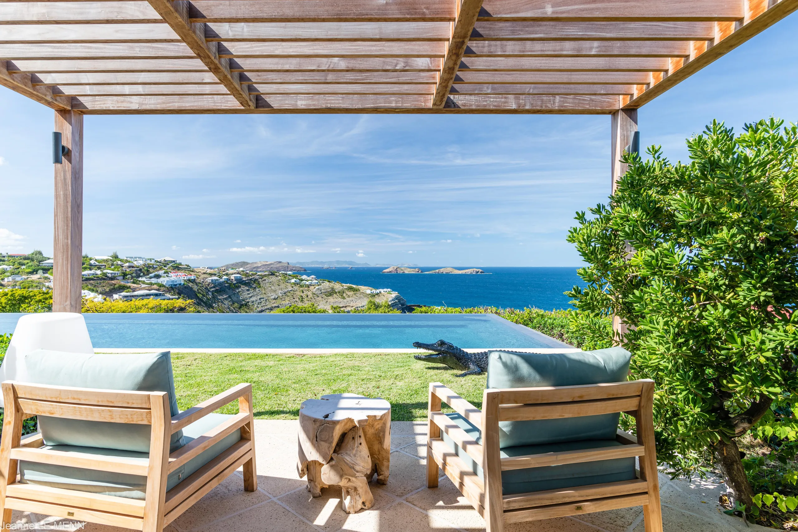 Elegant Seaview Villa with Infinity Pool and Walks to Beach — photograph 3