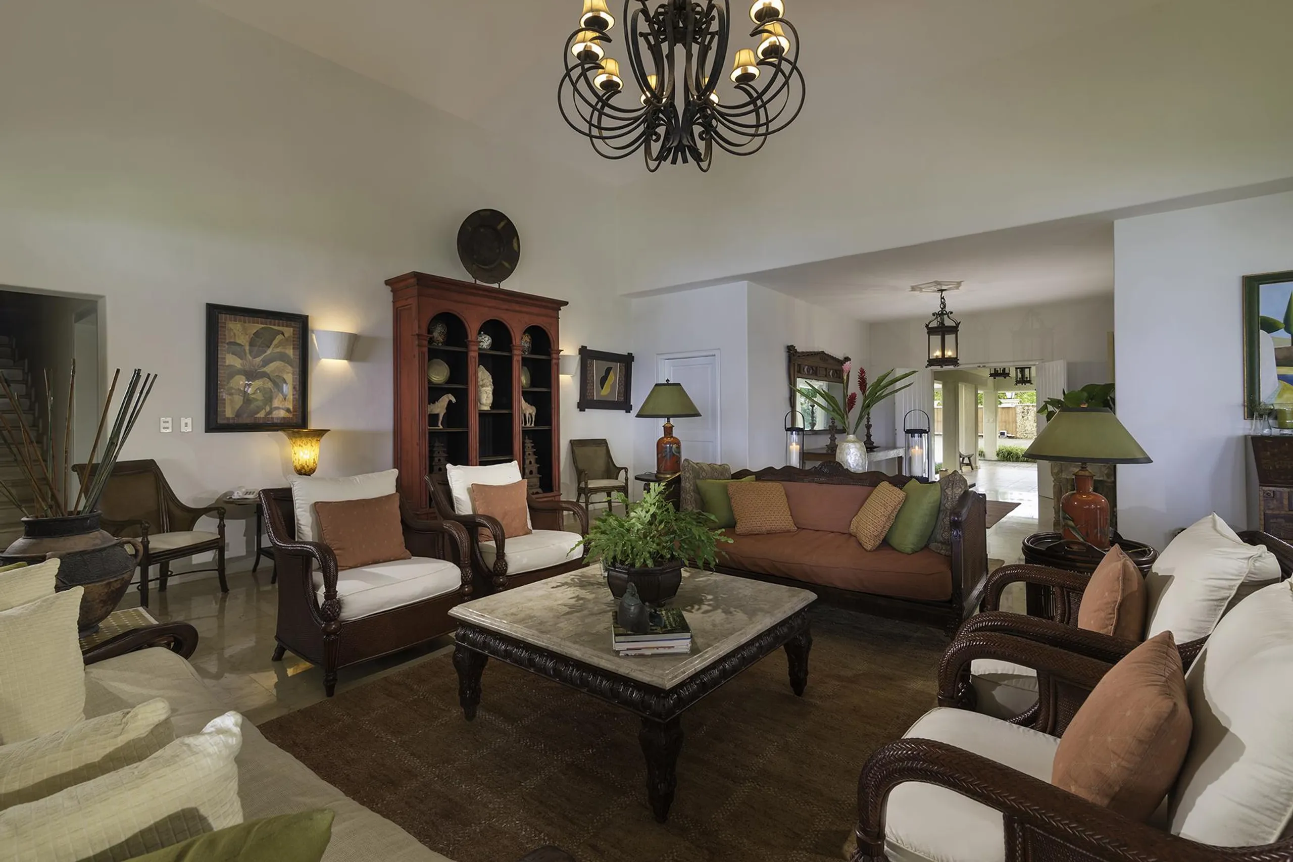 Lavish Oceanfront Abode with Private Pool and Overlooking Garden — photograph 6