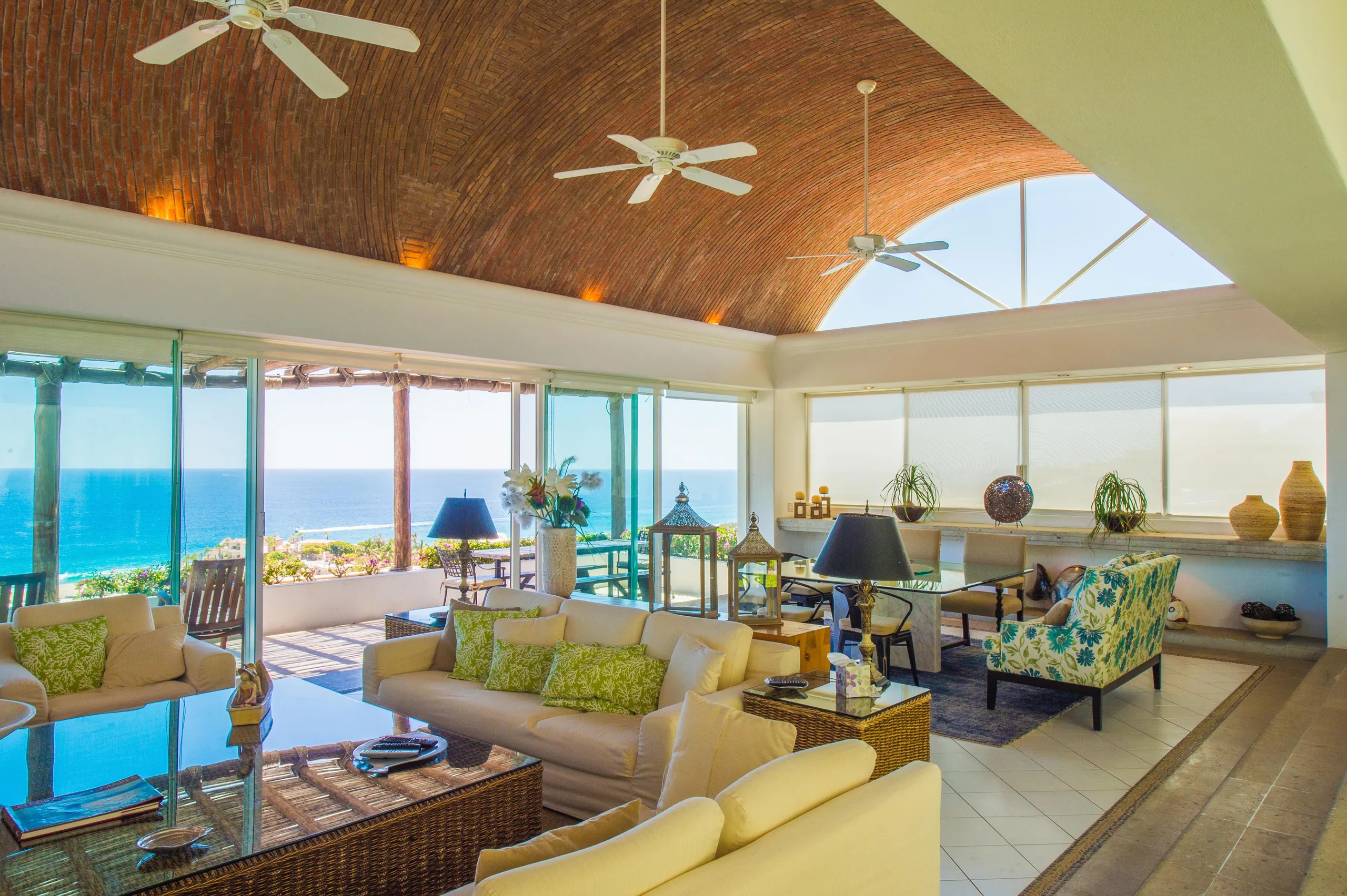 Imposing Cabo San Lucas Estate with Blue Water Pool and Jacuzzi — photograph 9