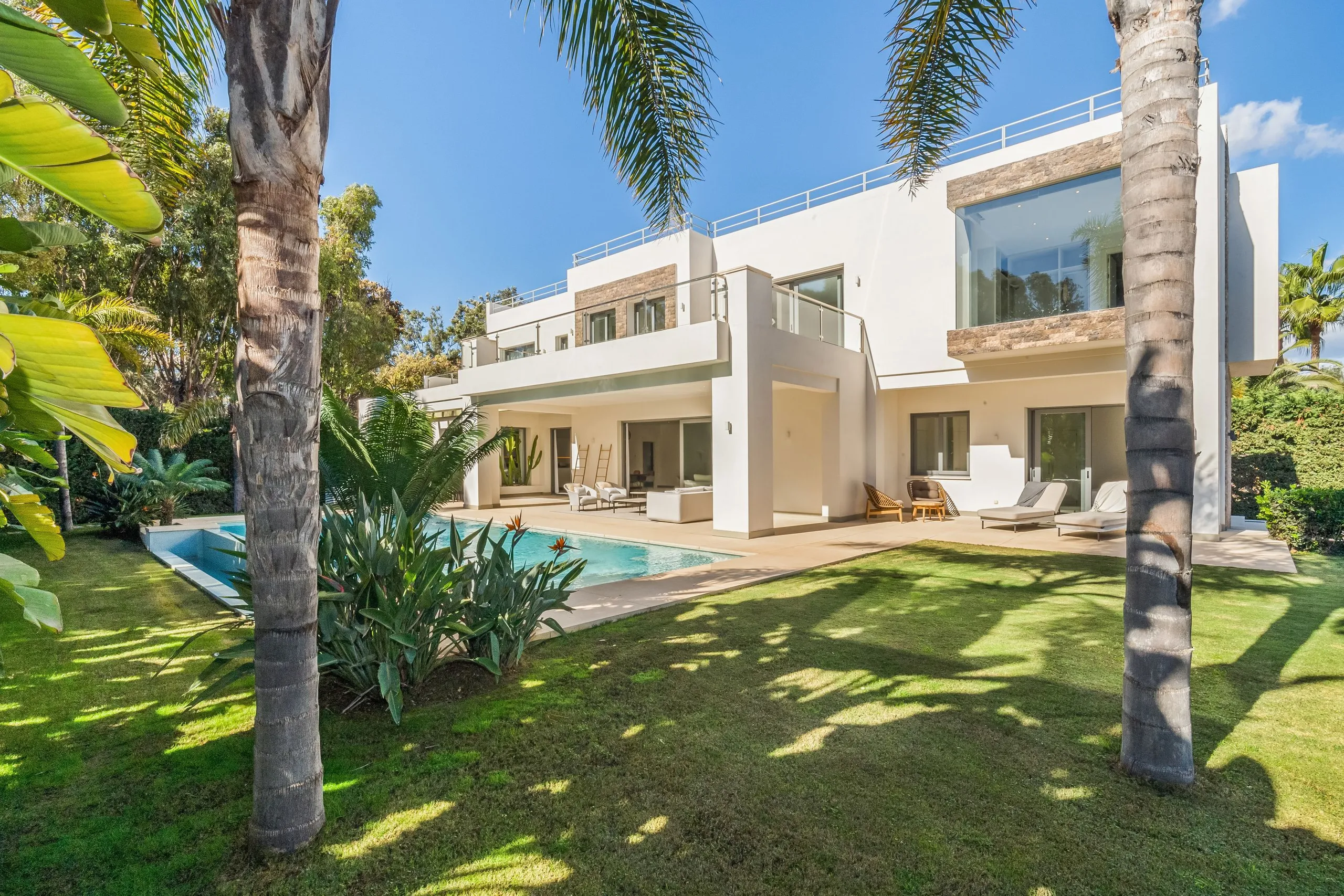 Stately Contemporary Villa with Heated Pool, Cinema and Gym — photograph 2