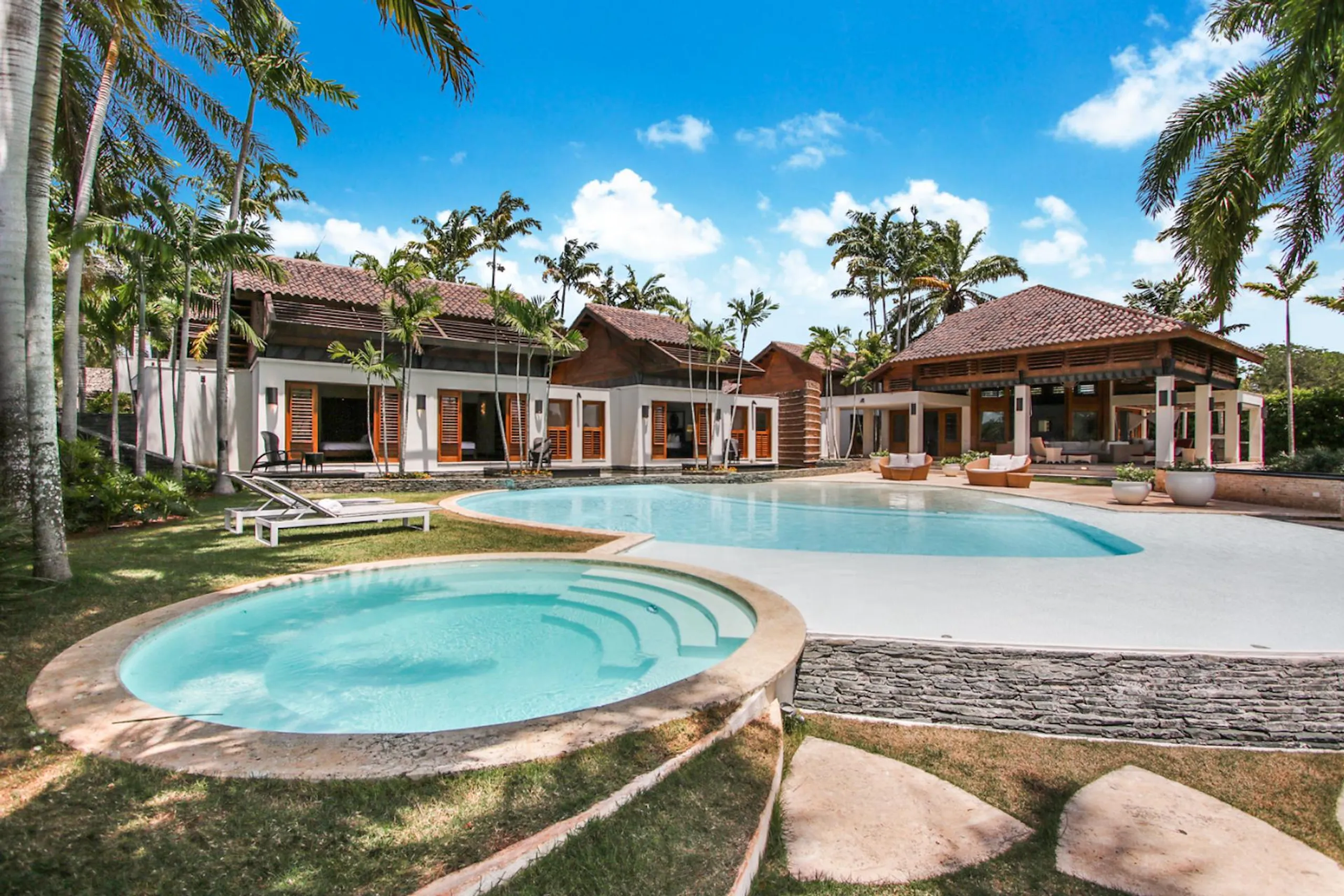 Radiant Spacious Retreat with Infinity Pool, Jacuzzi and Caribbean Sea Views — photograph 2
