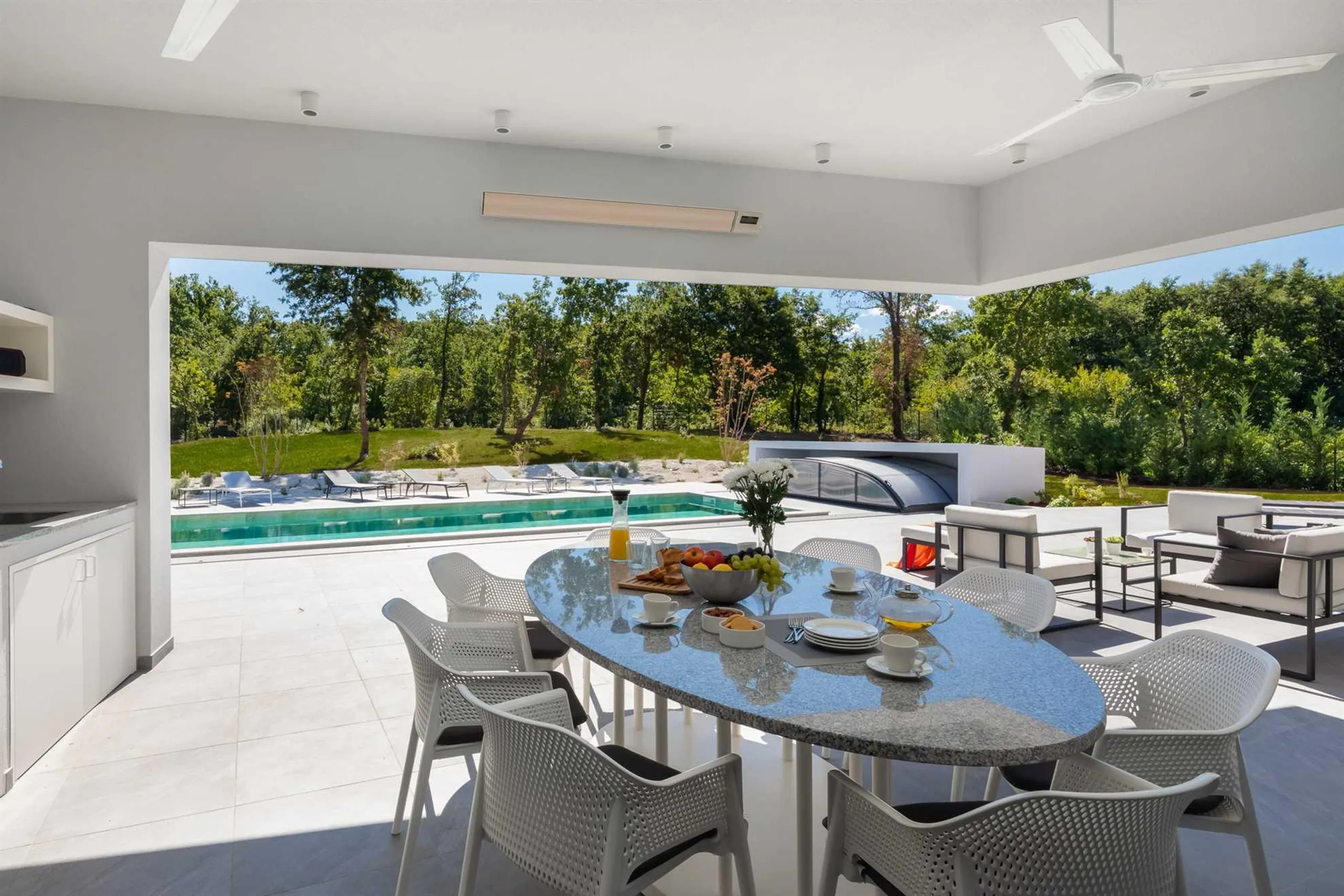 Exceptional Villa Hideaway with Pool and Lush Surroundings — photograph 12