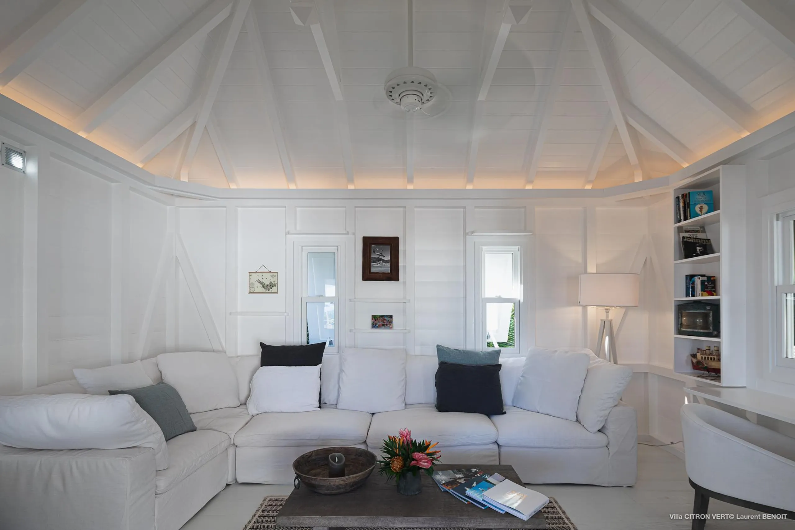Tranquil Tropical Villa with Ocean Views and Walks to Beach — photograph 12