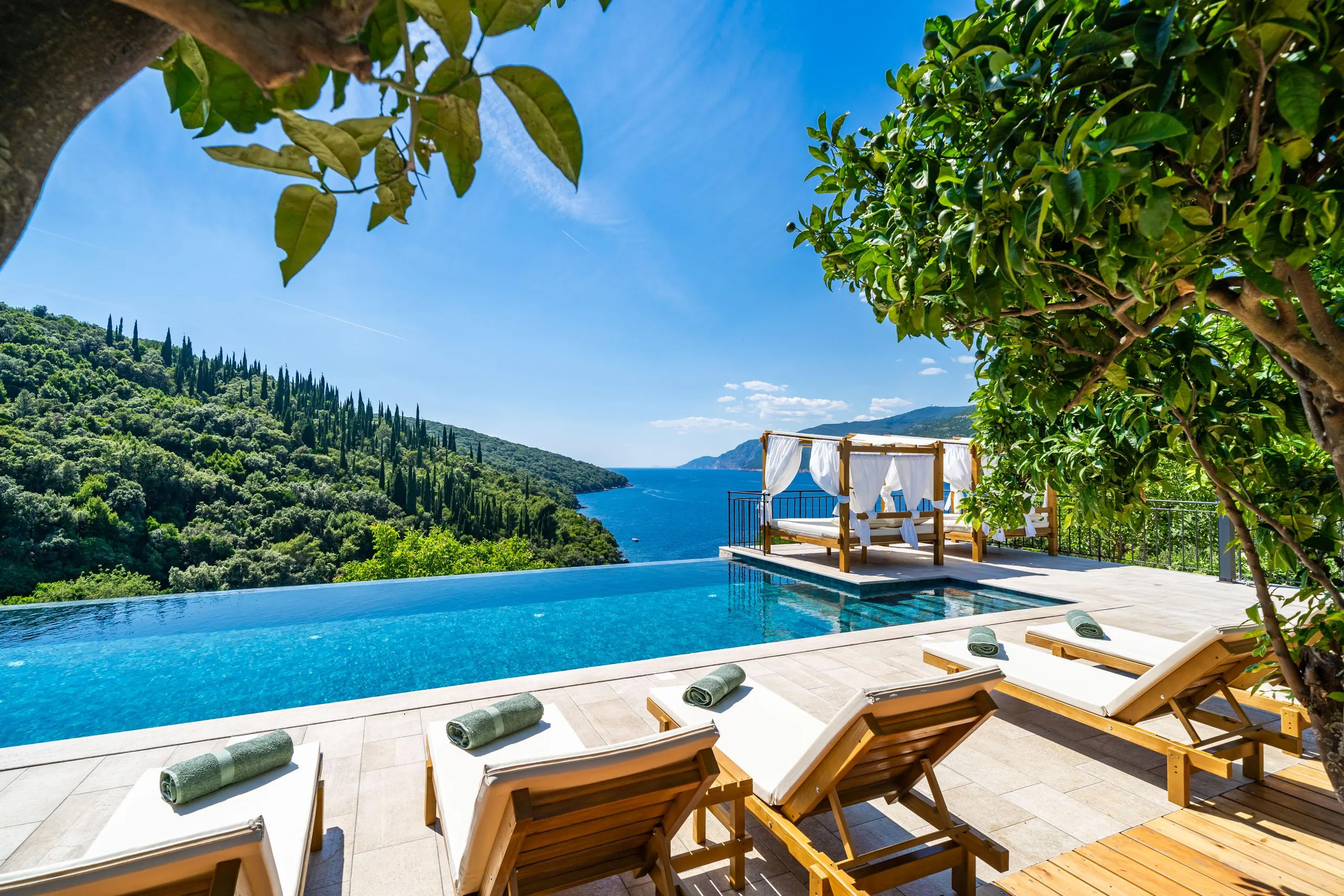 Lavish Rustic Villa with Infinity Pool and Stunning Sea Views — photograph 10