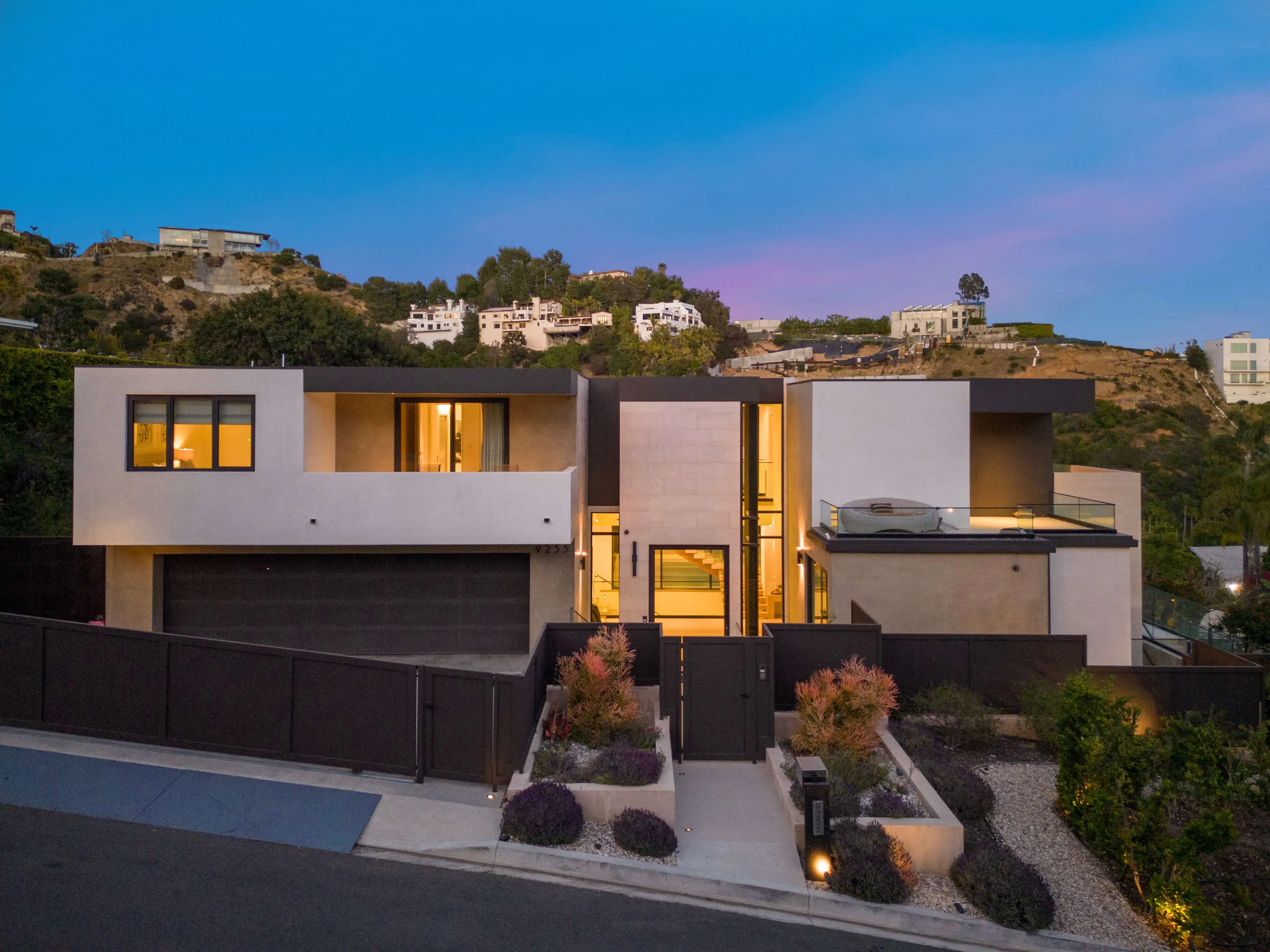 Modern Luxe Beverly Hills Estate with Infinity Pool and Panoramic Views — photograph 7