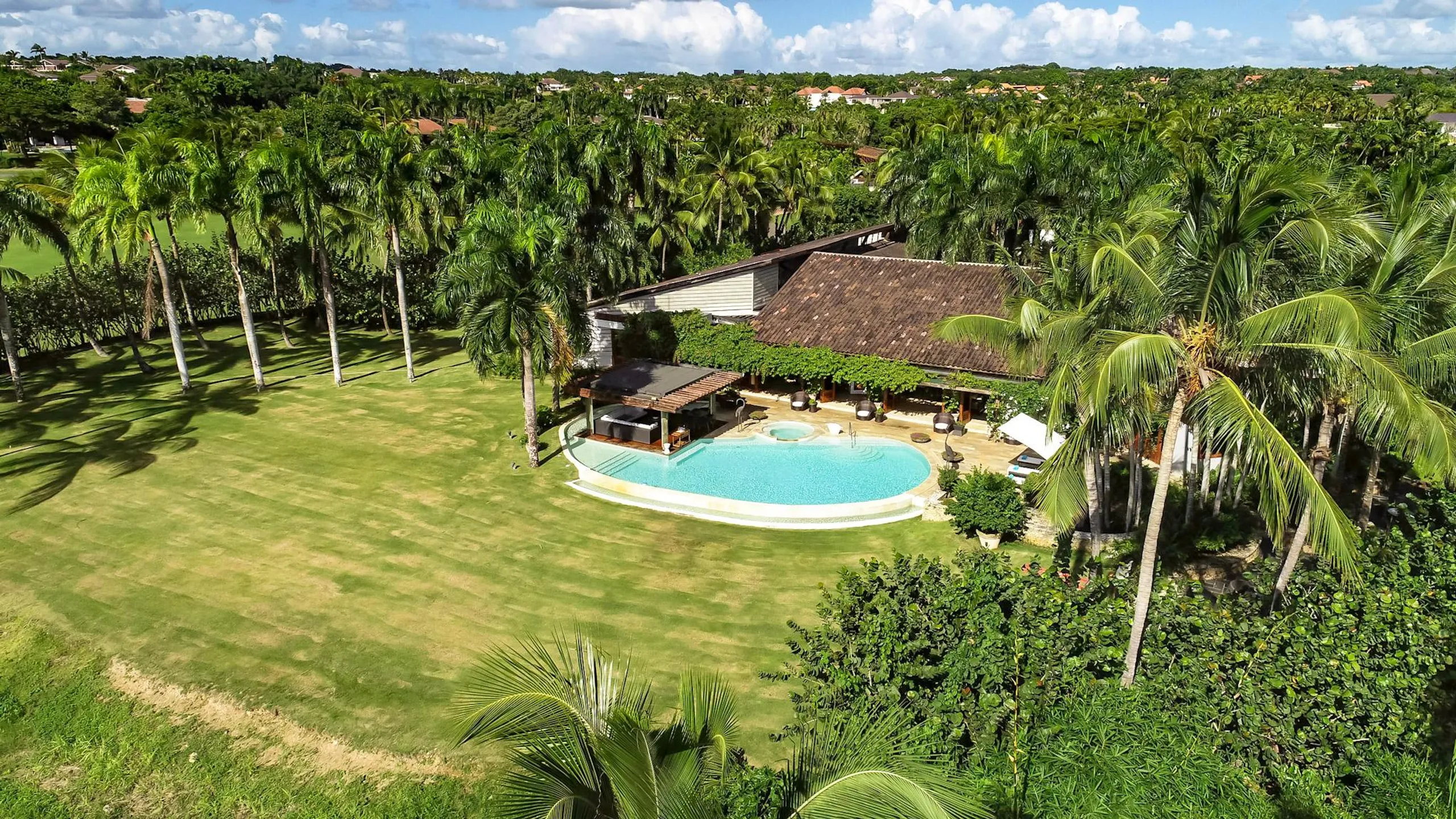 Elegant Casa de Campo Estate with Large Private Pool and Amazing Gardens — photograph 6