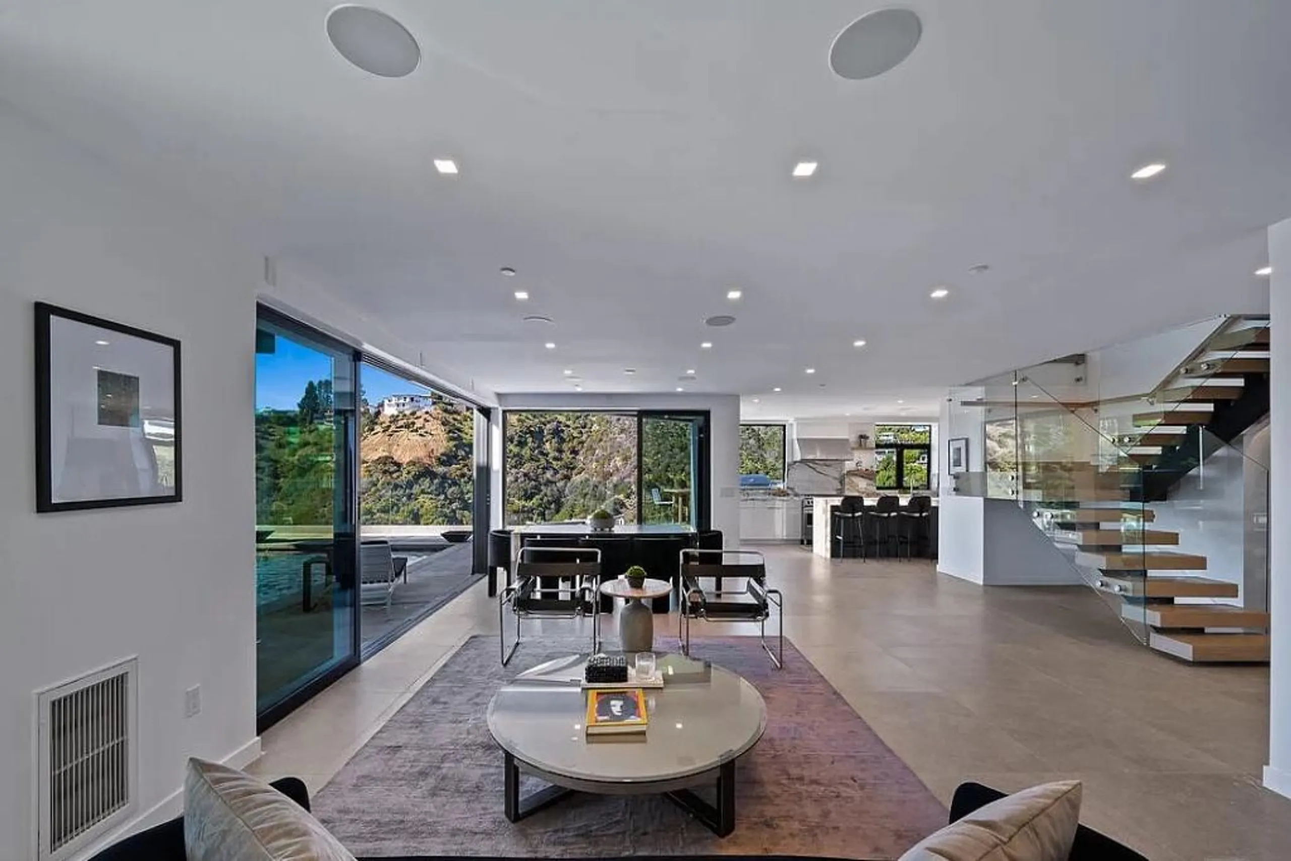 Ultra-Modern Hollywood Hills Villa with Infinity Pool, Spa, and Sunsent Views — photograph 10
