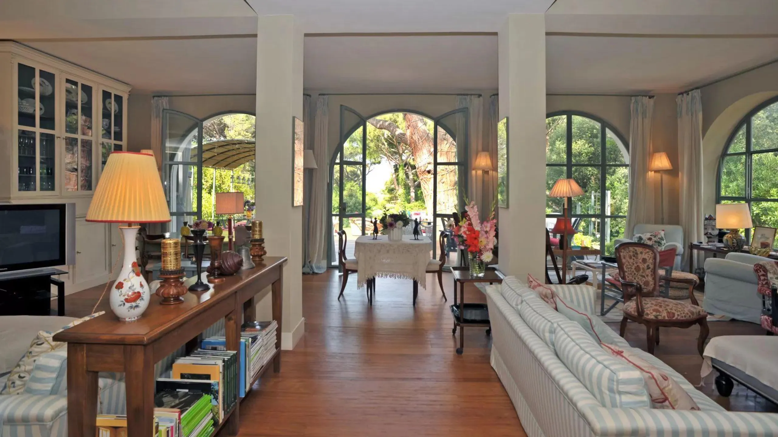 Traditional Tuscan Villa with Panoramic Views — photograph 7