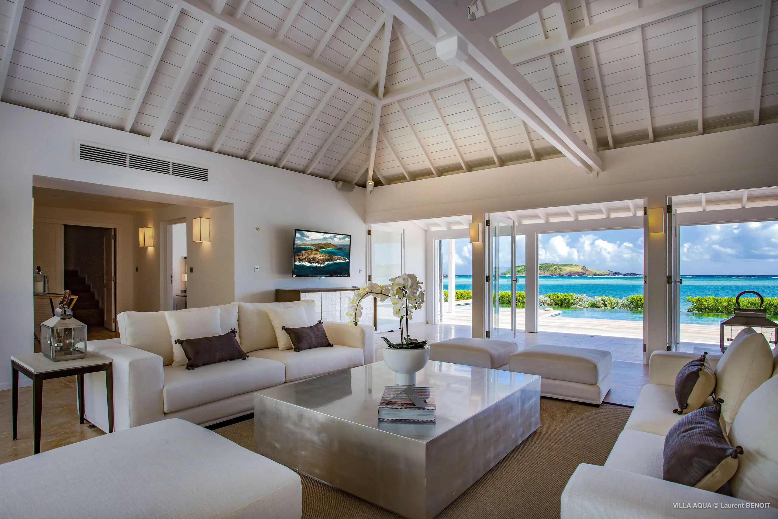 Chic Beachfront Contemporary Villa with Private Pool and Amazing Ocean Views — photograph 12