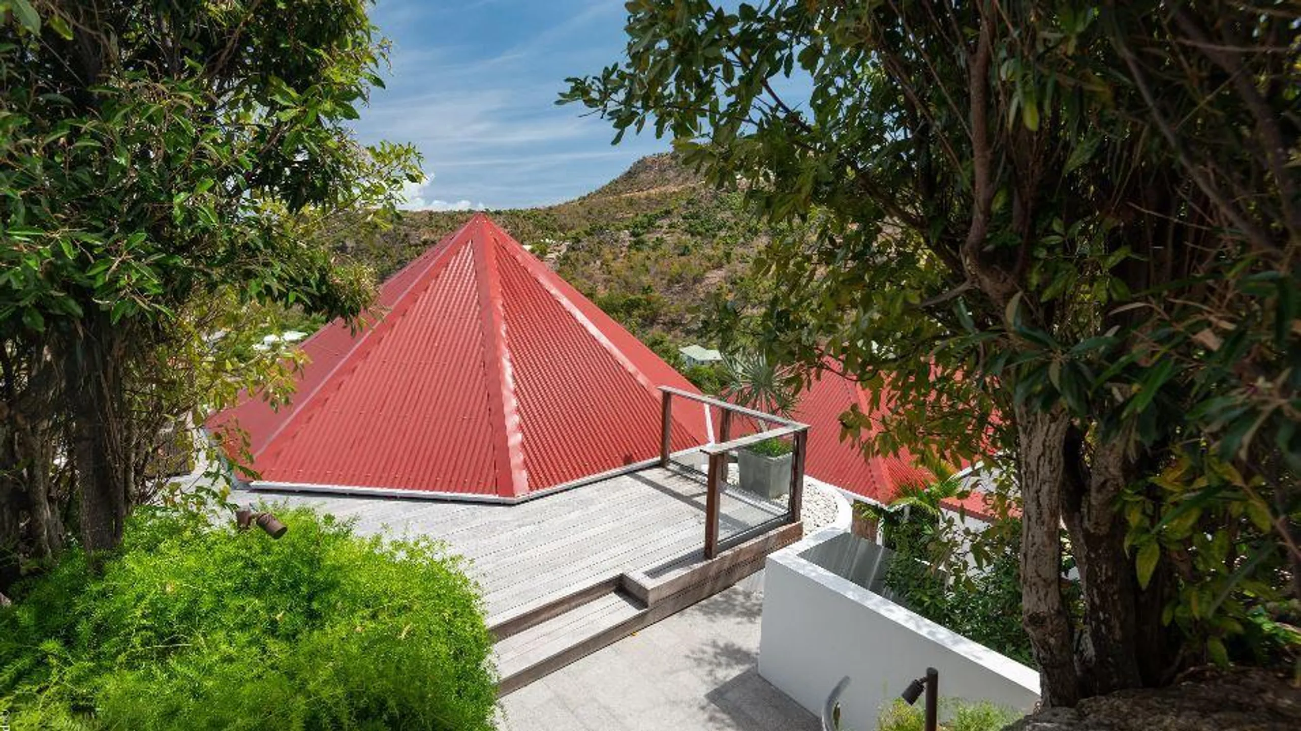 Chic Luxe Villa in St. Barth's: Breathtaking Views of St. Jean Bay — photograph 7