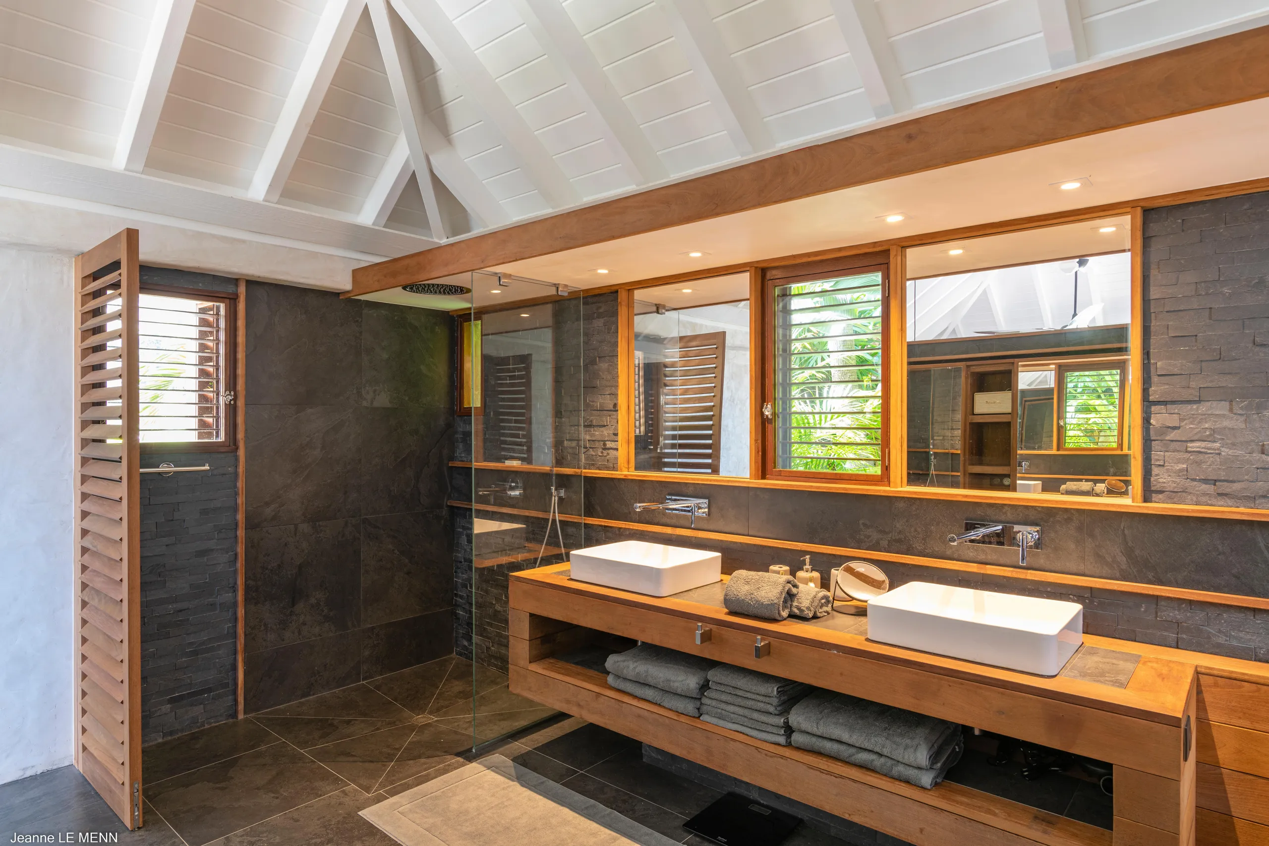 Luxurious Beachside Bungalow with Private Pool and Ocean Views — photograph 7