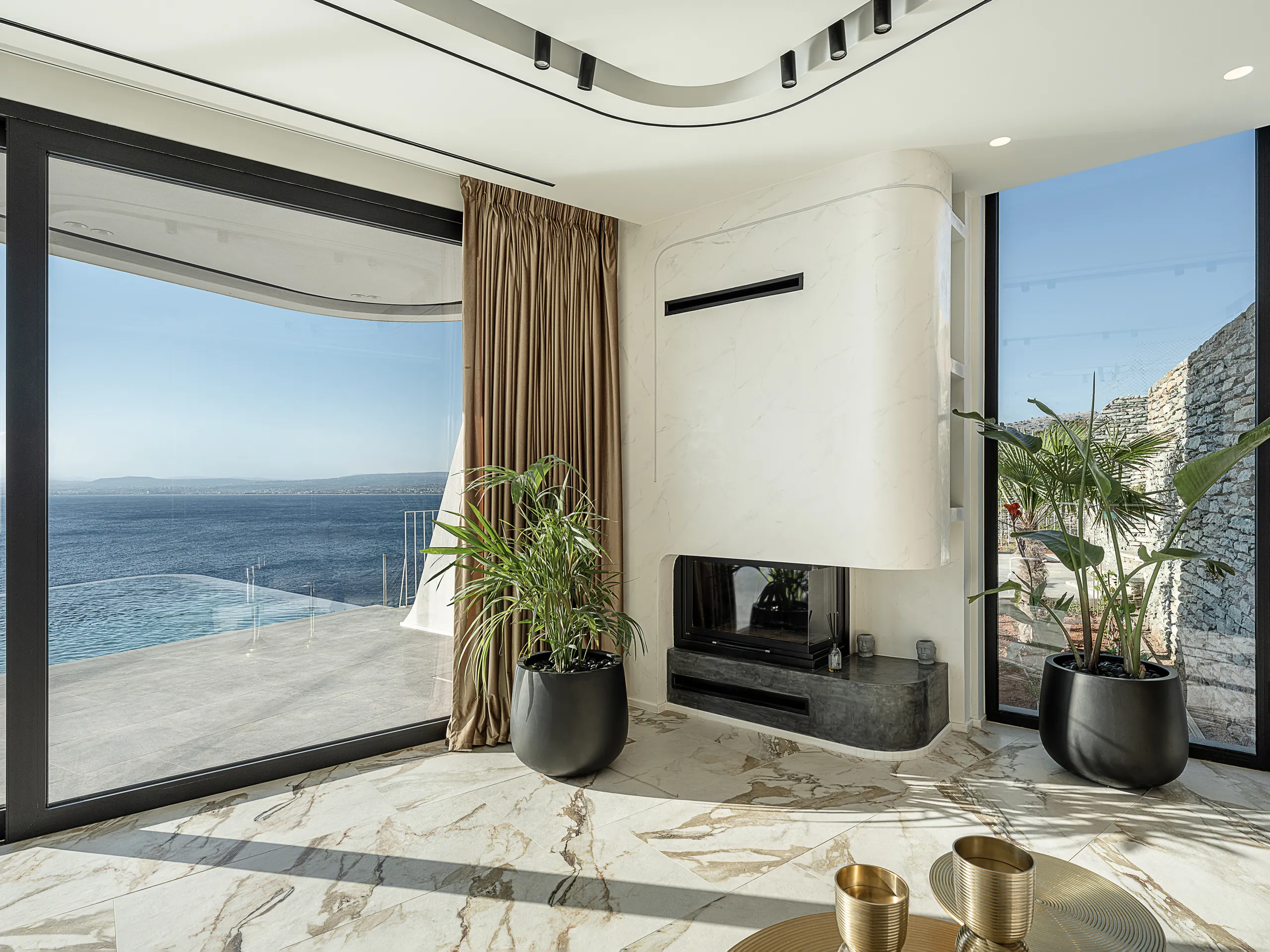 Luxurious Seafront Getaway with Infinity Pool, Fireplace and Stunning Views — photograph 7