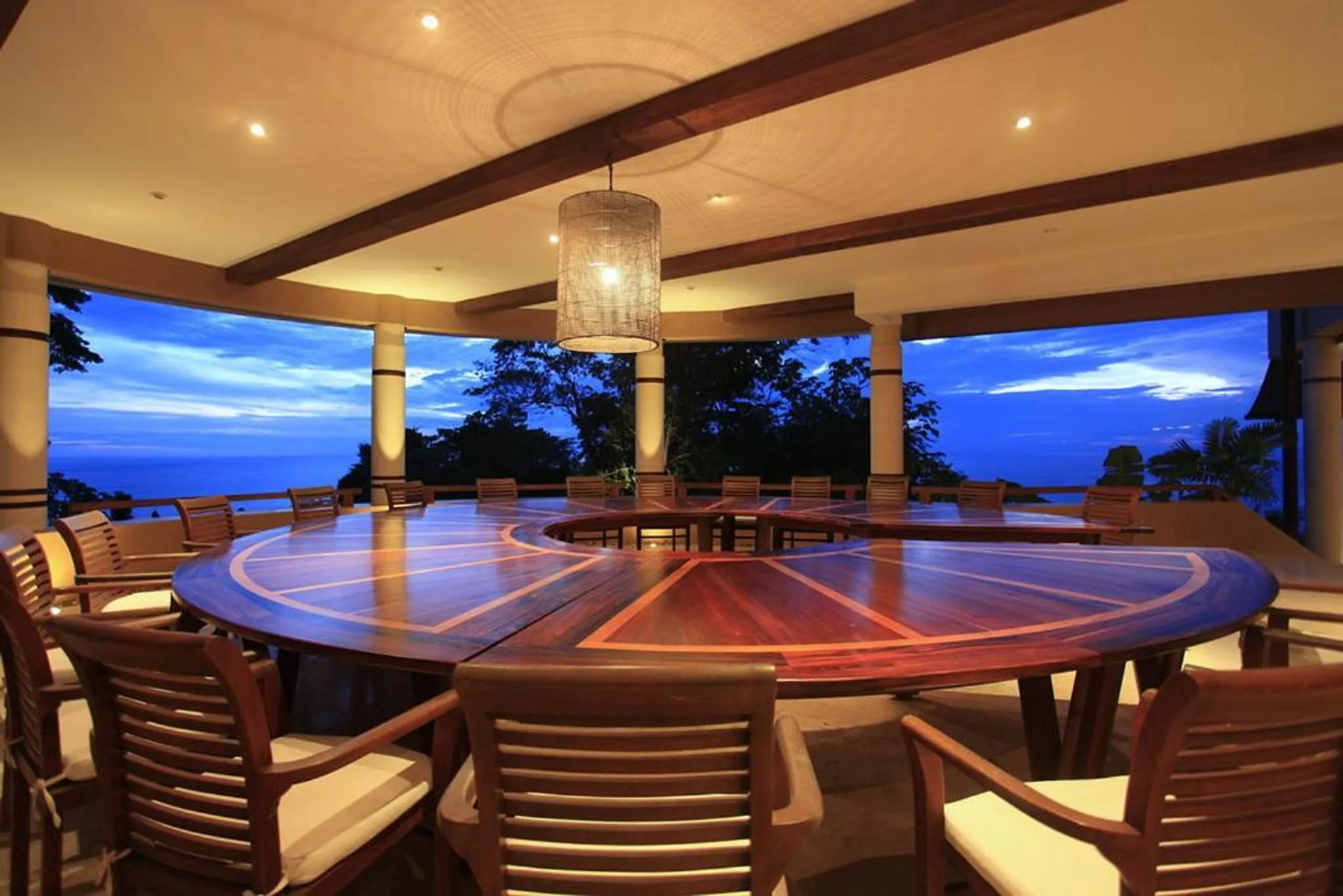 Elegantly Appointed Villa with Ocean-View Infinity Pool and Spacious Master Suites — photograph 6