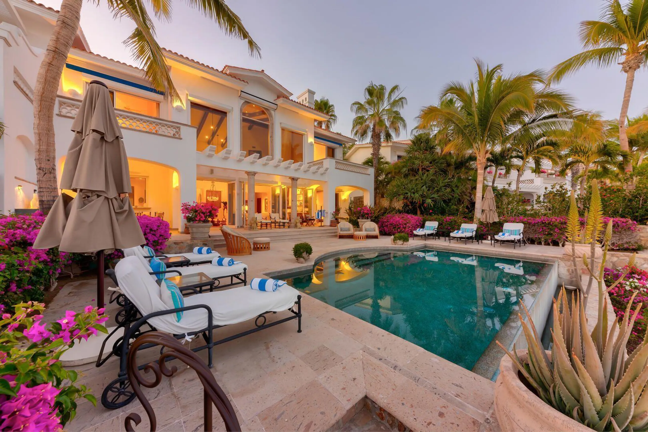 Contemporary Villas Del Mar Luxe Beachfront Estate with Infinity Pool — photograph 9