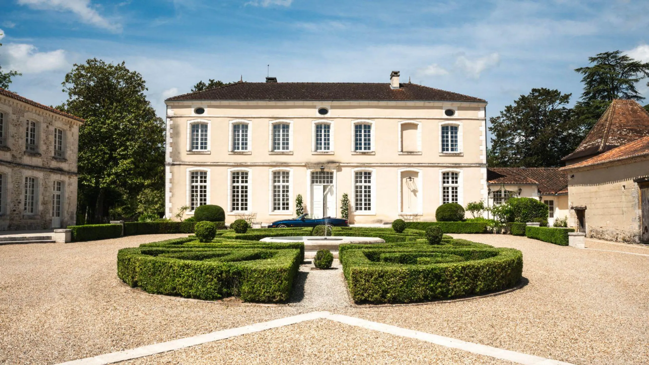 Historic Estate with Orangerie & Pool In Périgord Countryside — photograph 9