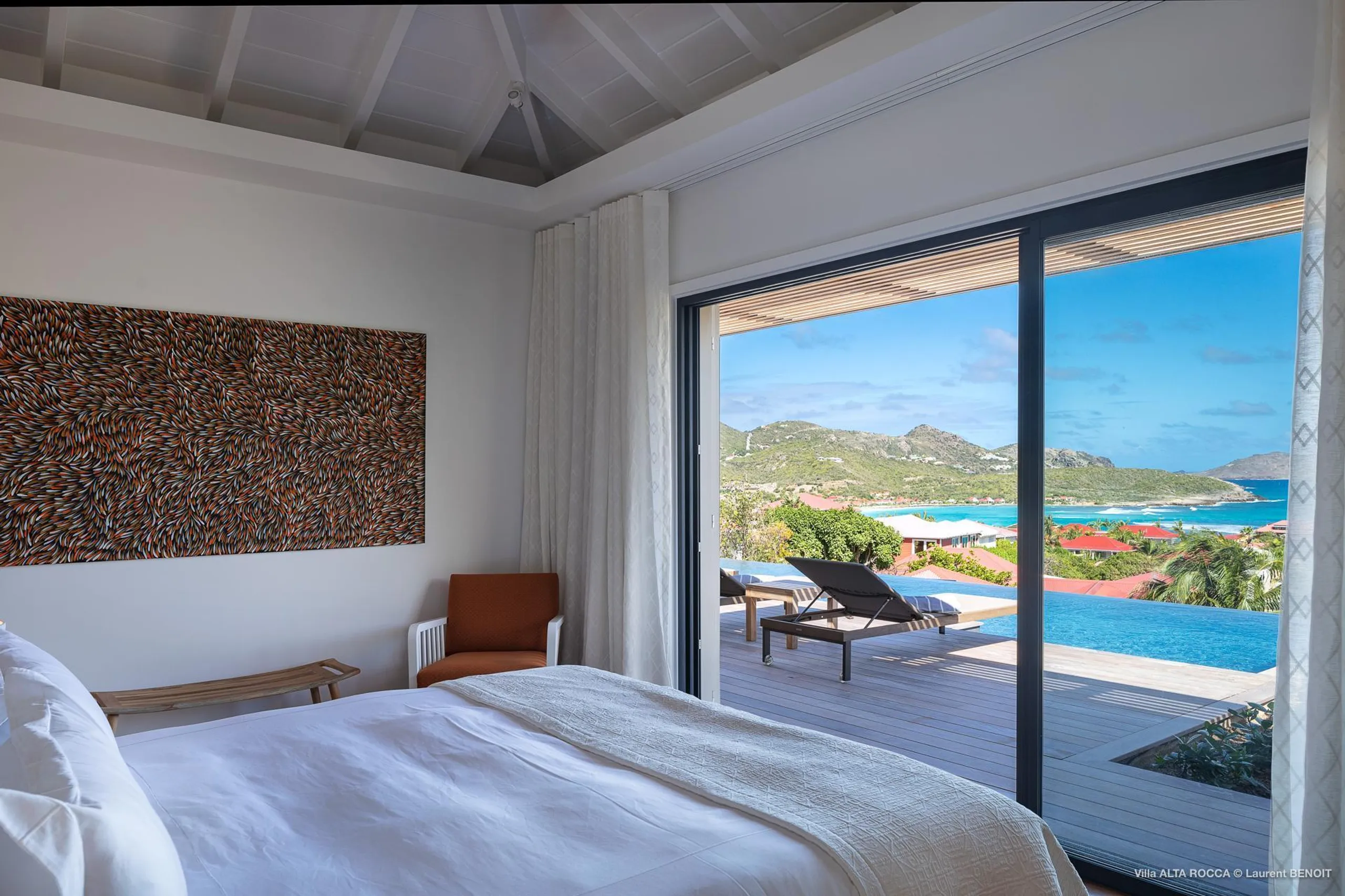 Exquisite Oceanside Villa with Infinity Pool and Zen Garden — photograph 8